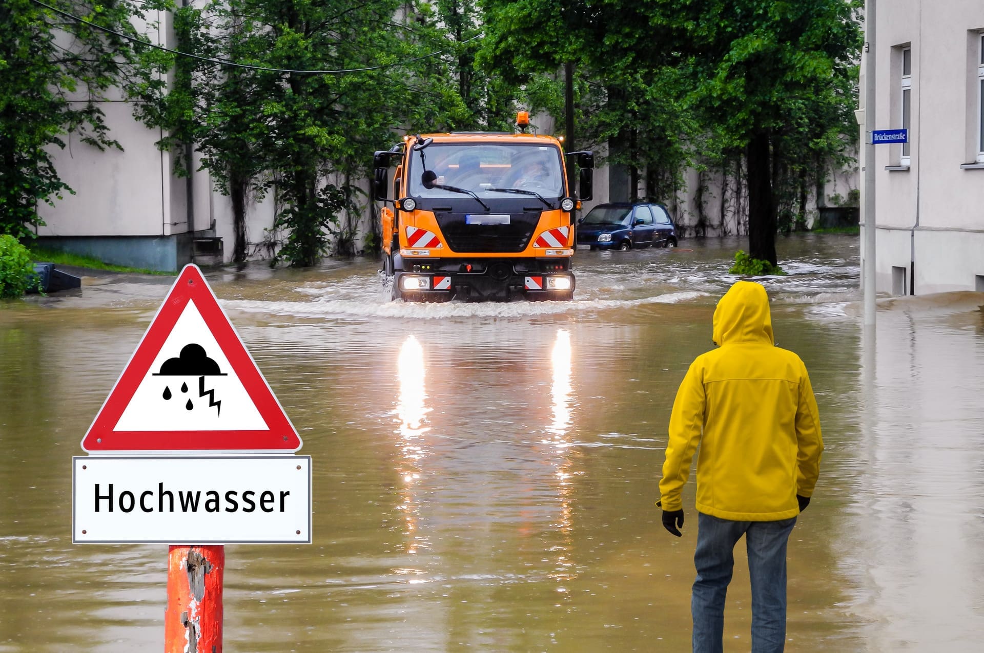 Hochwasser! - Viele Flutopfer / Hochwasseropfer warten noch heute auf Geld von Versicherungen ... (© Animaflora PicsStock / stock.adobe.com)