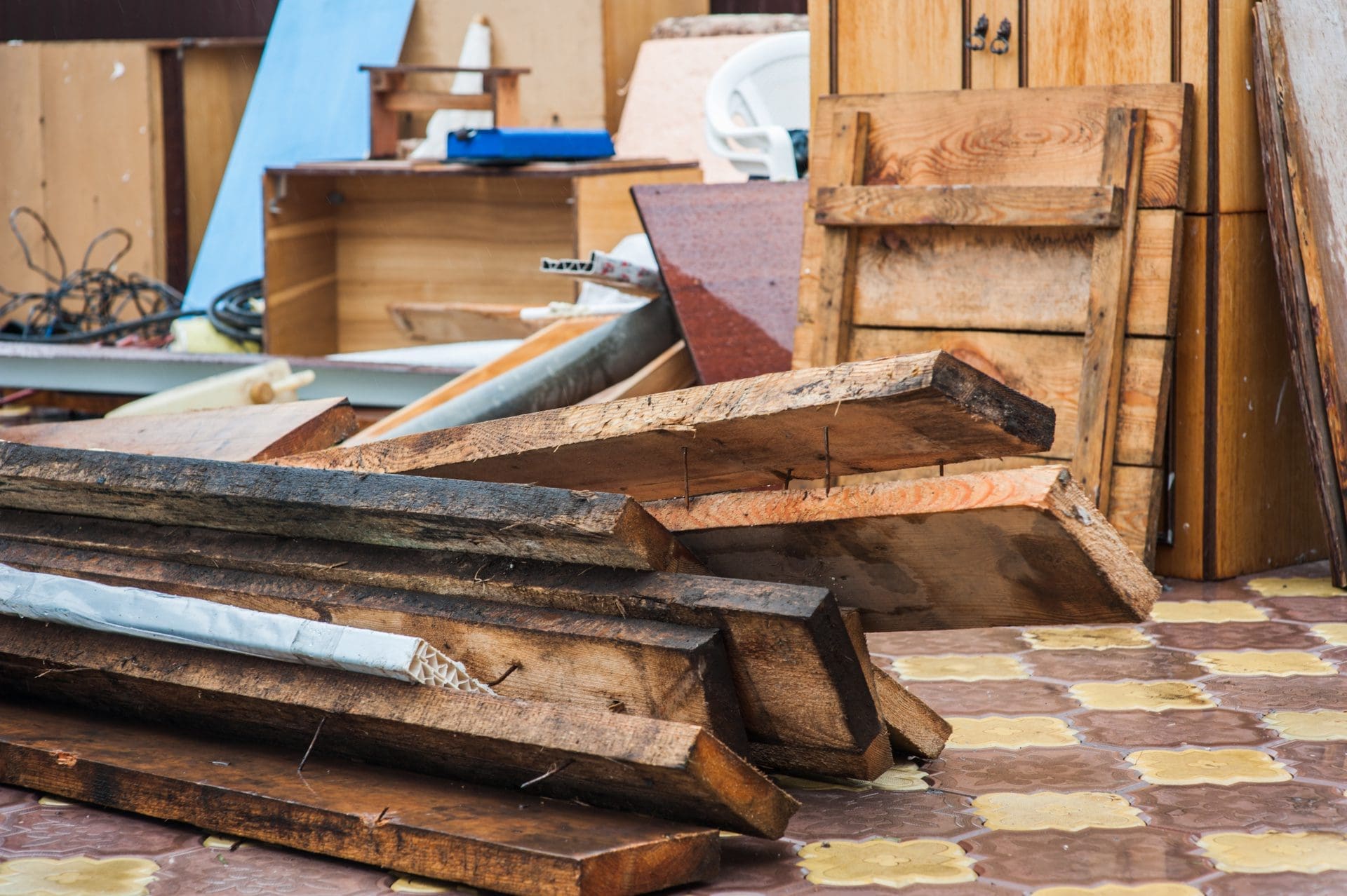 Schadensmeldung Hochwasser: Sie sollten so viel wie möglich schriftlich und fotografisch dokumentieren, wenn Sie einen Hochwasser-Schaden melden - und auch danach; vor und während der Sanierungsarbeiten... (© Kiryakova Anna / stock.adobe.com)