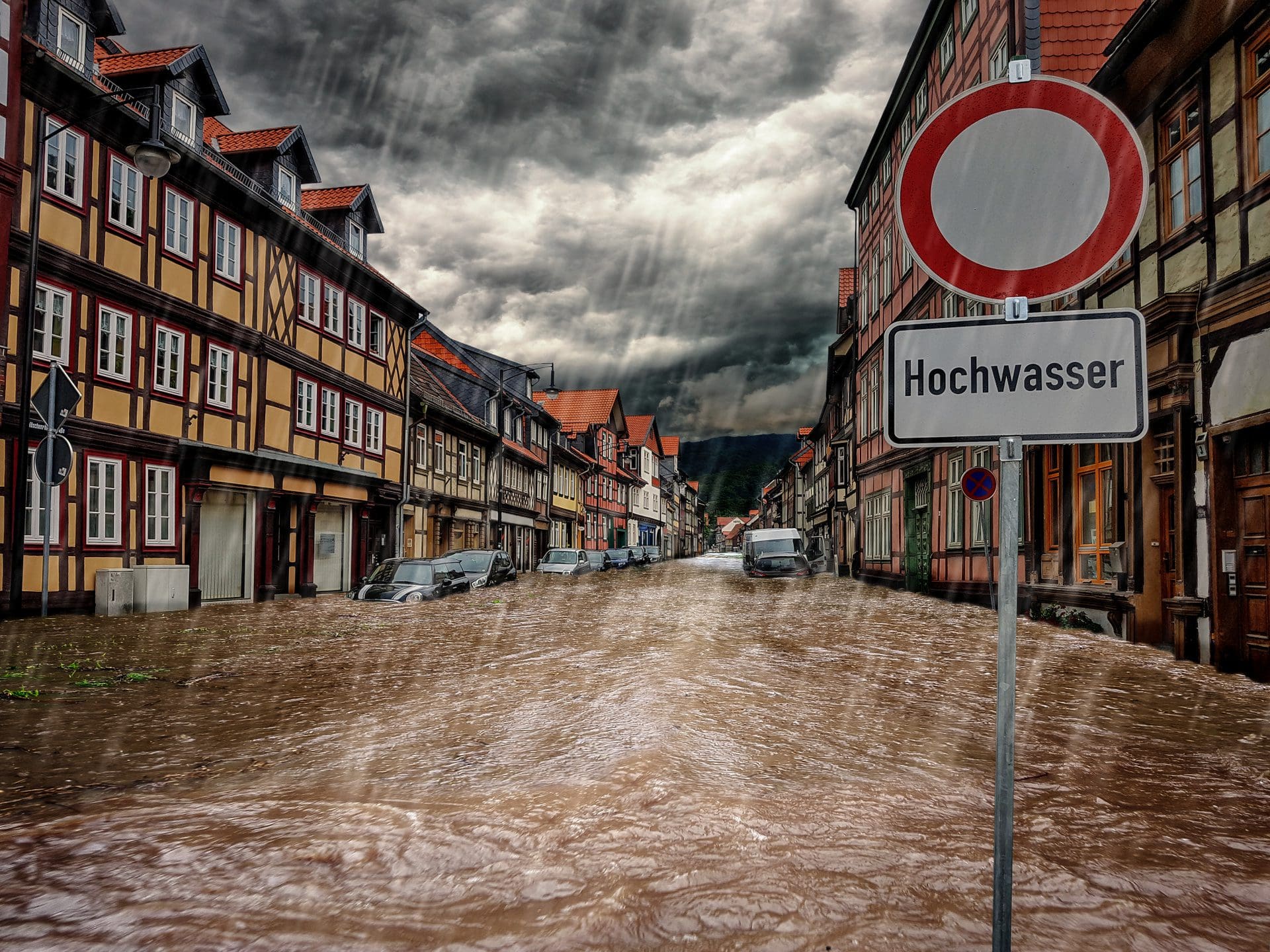 Hochwasser in der Stadt - Bleibt zu hoffen, dass die Hausbesitzer Schäden durch Überschwemmung gut genug versichert haben (© ferkelraggae / stock.adobe.com)