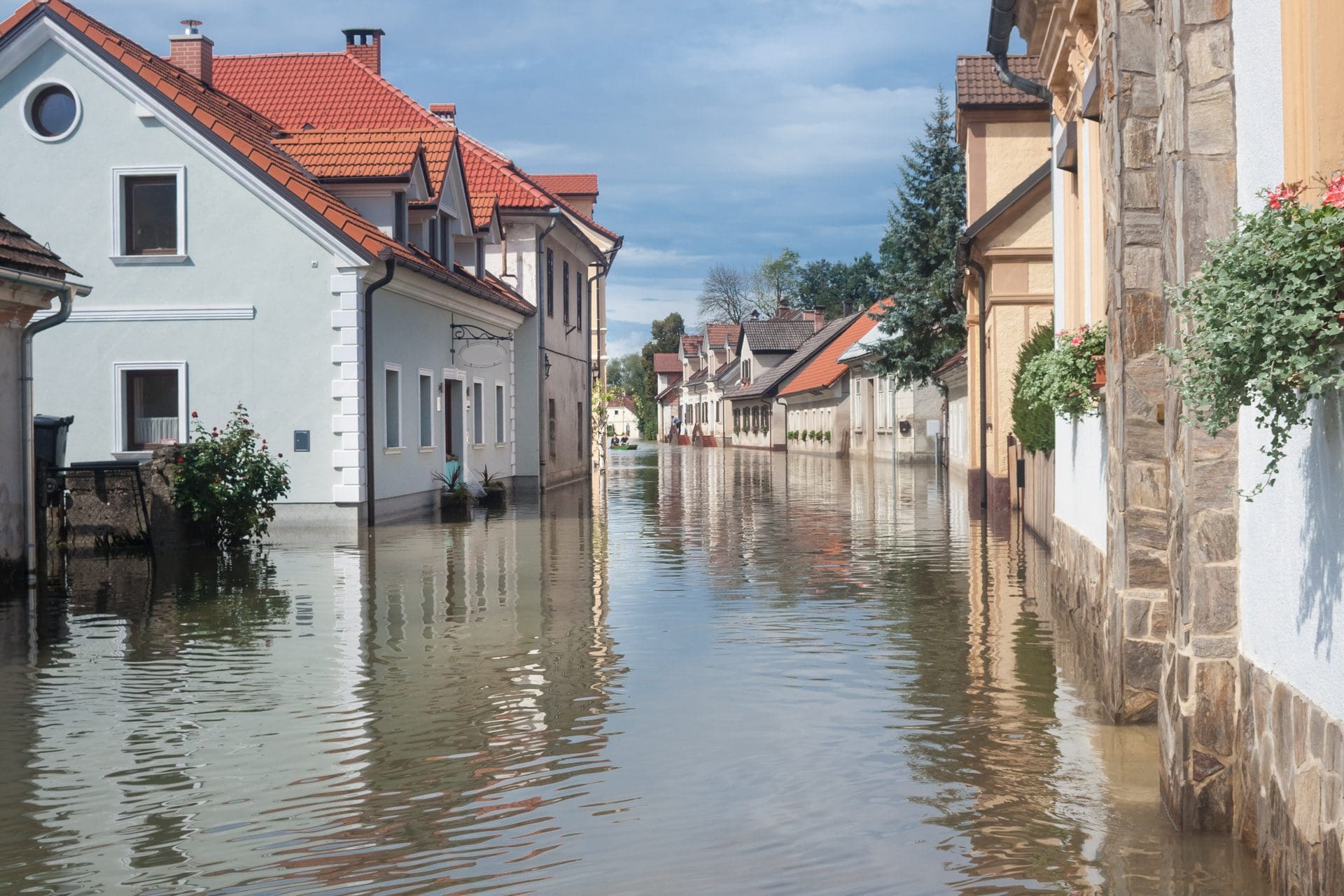 Hochwasser | Versicherung will Hochwasserschäden nicht zahlen? (© kasto / stock.adobe.com)