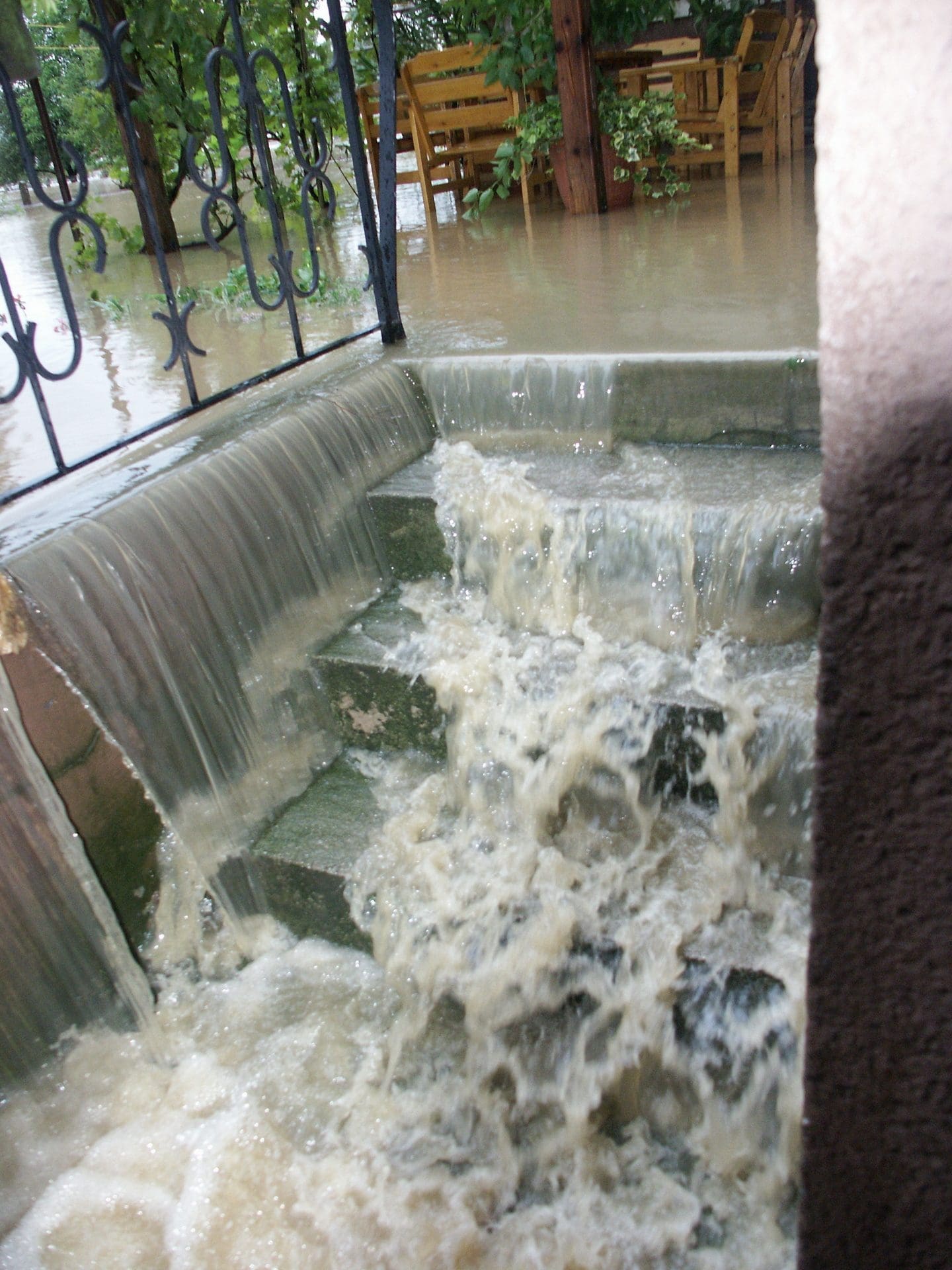 Hochwasser: Überschwemmung und Wassereinbruch im Keller (© Christoph Mayr / stock.adobe.com)