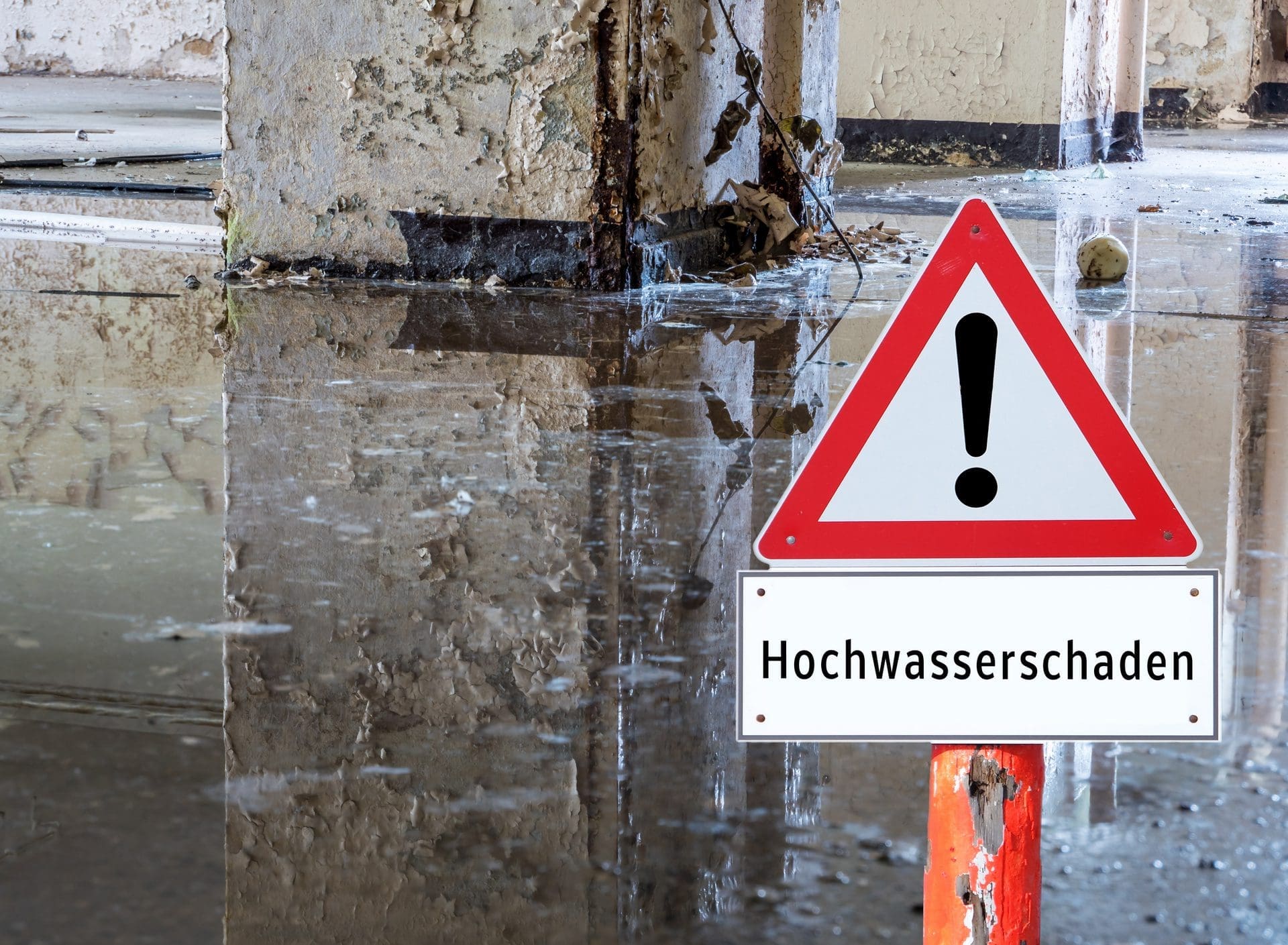 Hochwasserschäden als Elementarschaden sind in Basistarifen für Hausrat und Gebäude-Versicherungen nicht abgedeckt, sondern nur durch die Erweiterung der Deckung über eine Elementarversicherung. In Hochwassergebieten lässt sich diese aber oft nicht mehr versichern. (© AnimaFlora PicsStock / stock.adobe.com)