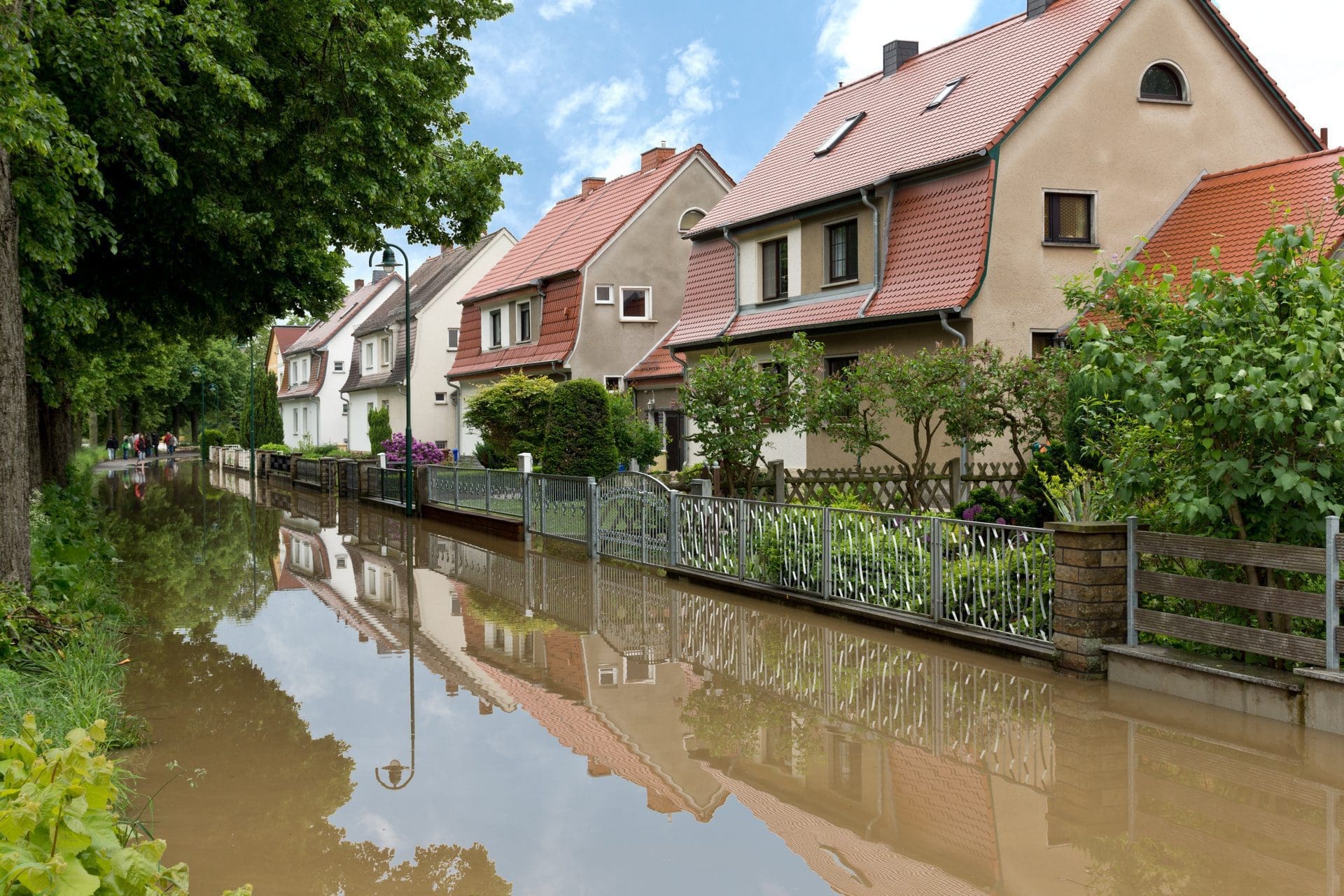 Hochwasserschaden melden | Schadensmeldung an die Versicherung nach der Flut richtig vornehmen... (© Stephanie Eichler / stock.adobe.com)