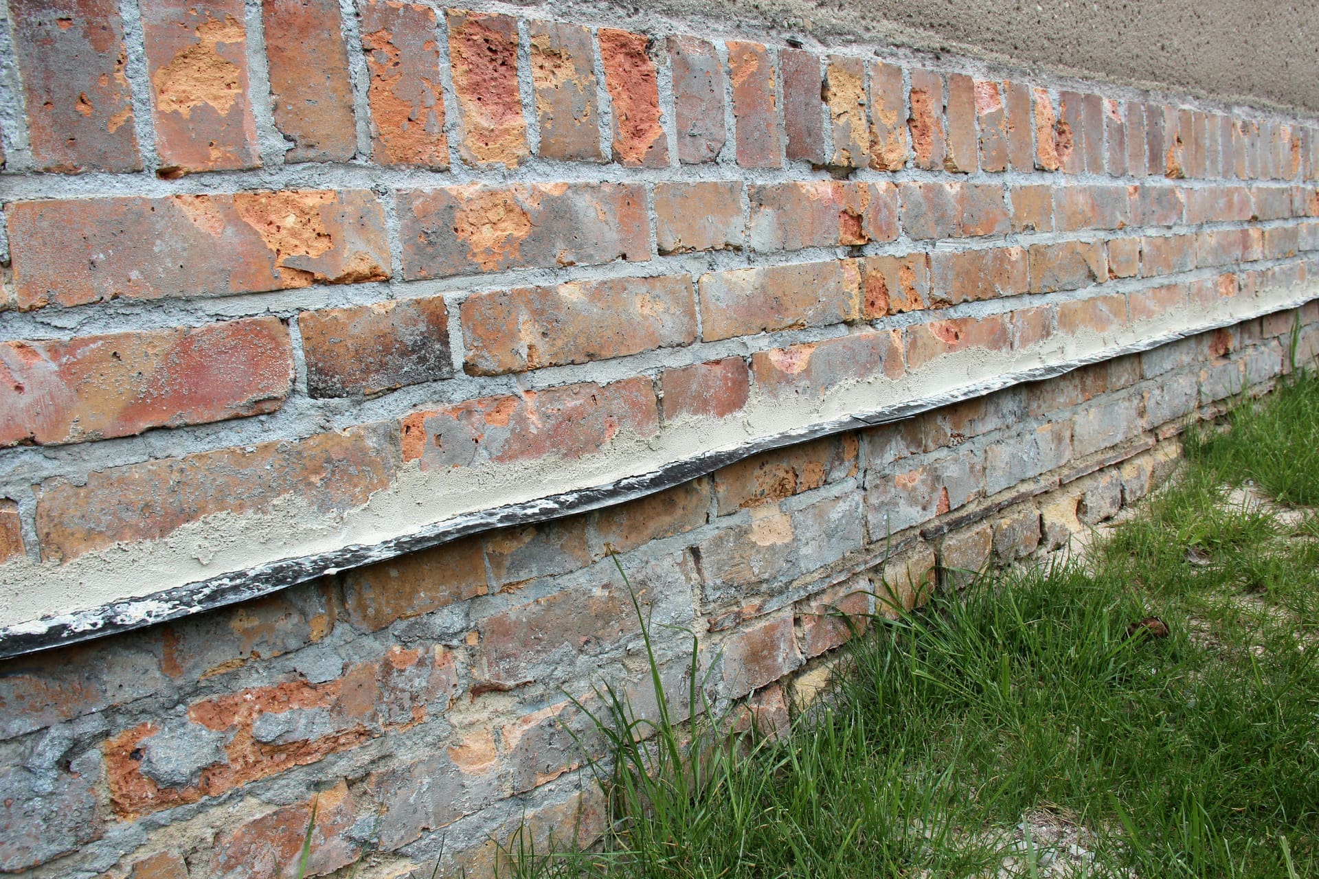 Sanierung einer feuchten Wand: Nachträglich eingebaute Horizontalsperre (© jaguardo / stock.adobe.com)