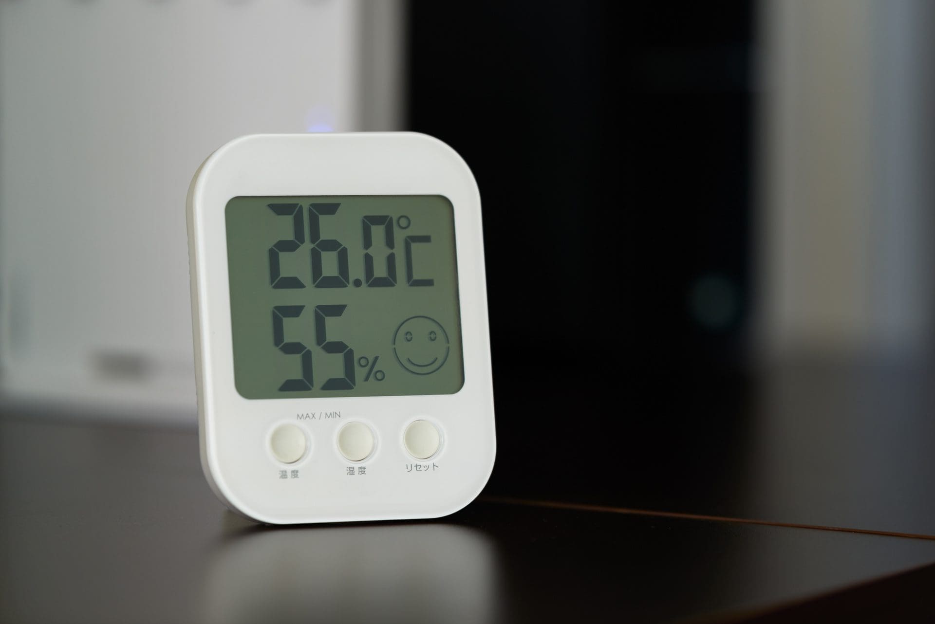 Raumtemperatur und Luftfeuchtigkeit (Raumfeuchte) messen - zu hohe Luftfeuchtigkeit fördert Schimmelbildung (© jipen / stock.adobe.com)