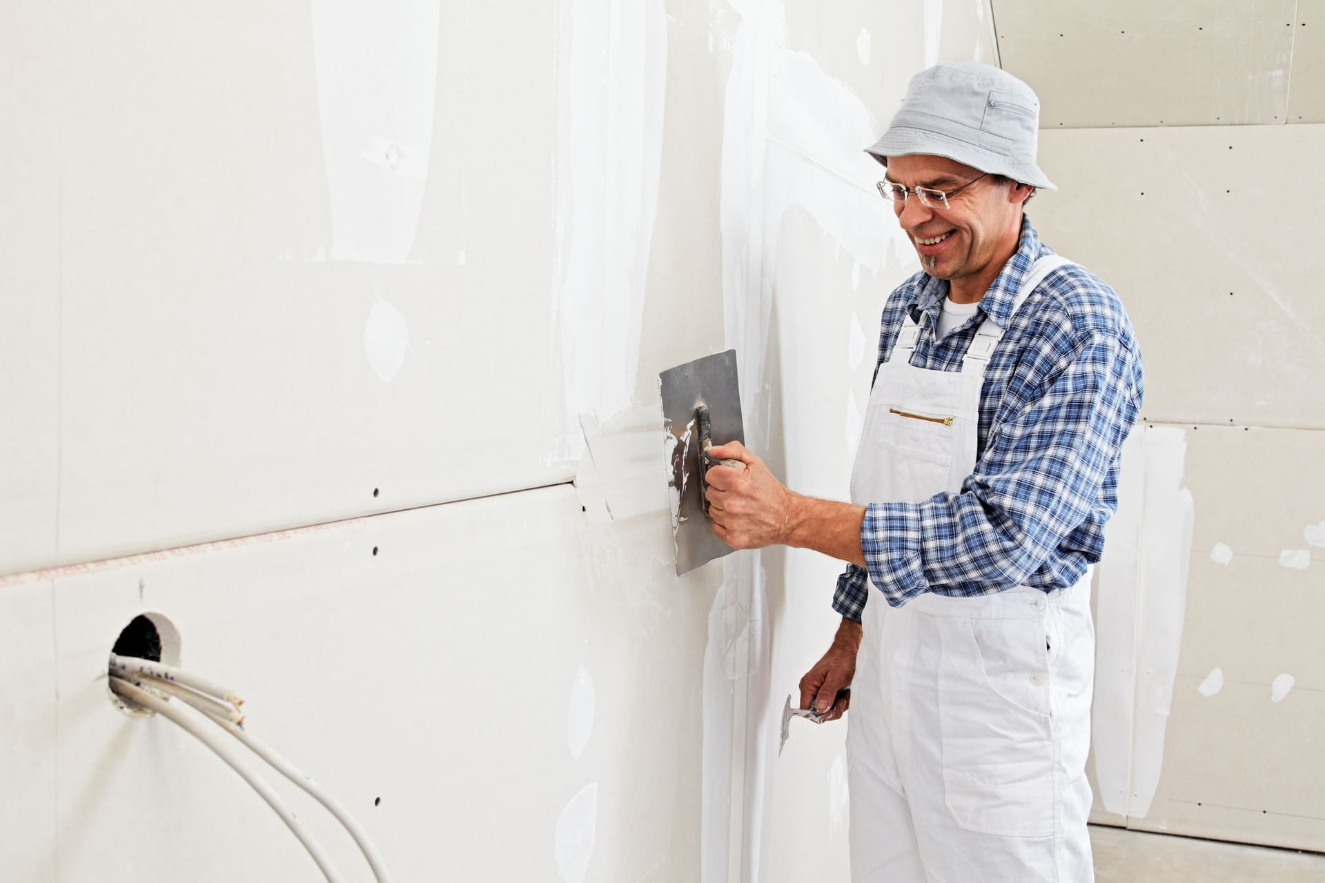 Trockenbauer mit guter Laune sind gut. Trockenbauer mit guter Qualität besser! - Wir unterstützen Sie, wenn es zu Pfusch bei Ihrem Innenausbau kommt. (© Ingo Bartussek / stock.adobe.com)