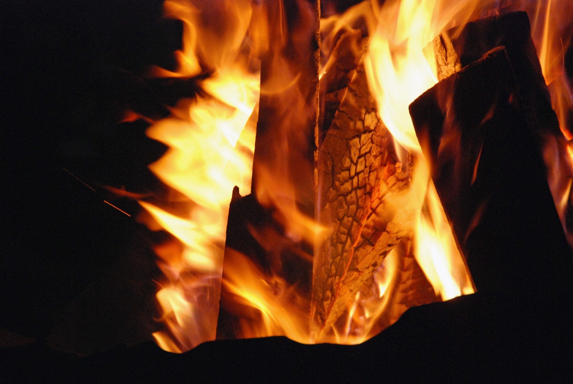 Kaminbrand | So behaglich das Feuer in einem Kamin sein kann, so gefährlich kann ein Kaminbrand werden. - Wer zahlt den Schaden, nachdem das Feuer gelöscht wurde? Welche Ursachen waren verantwortlich? (© doris oberfrank-list / stock.adobe.com)