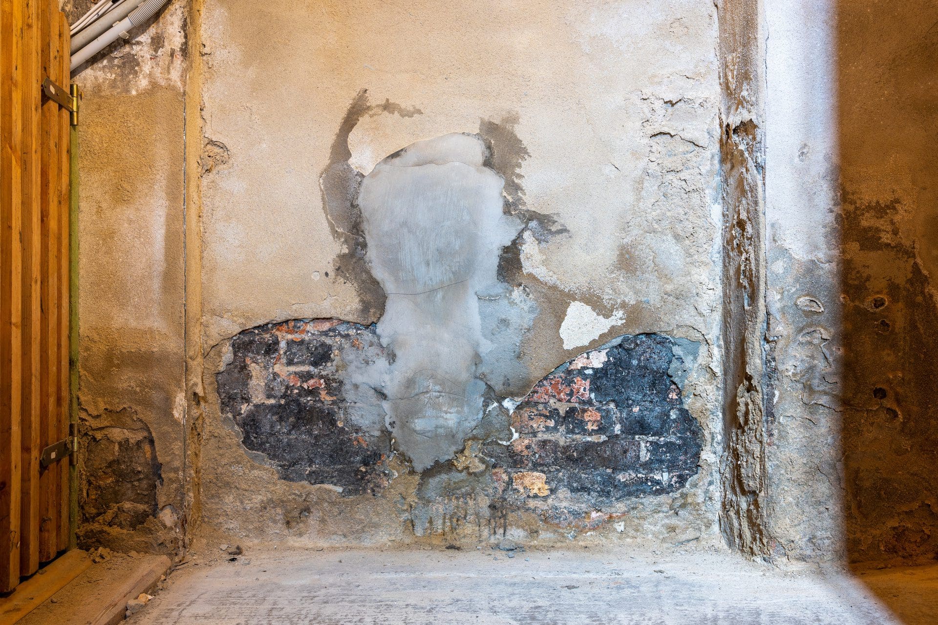 Nasse Wand im Keller - Was ist die Ursache, und wie lässt sich eine Hauswand nachhaltig trockenlegen? (© Kiono / stock.adobe.com)