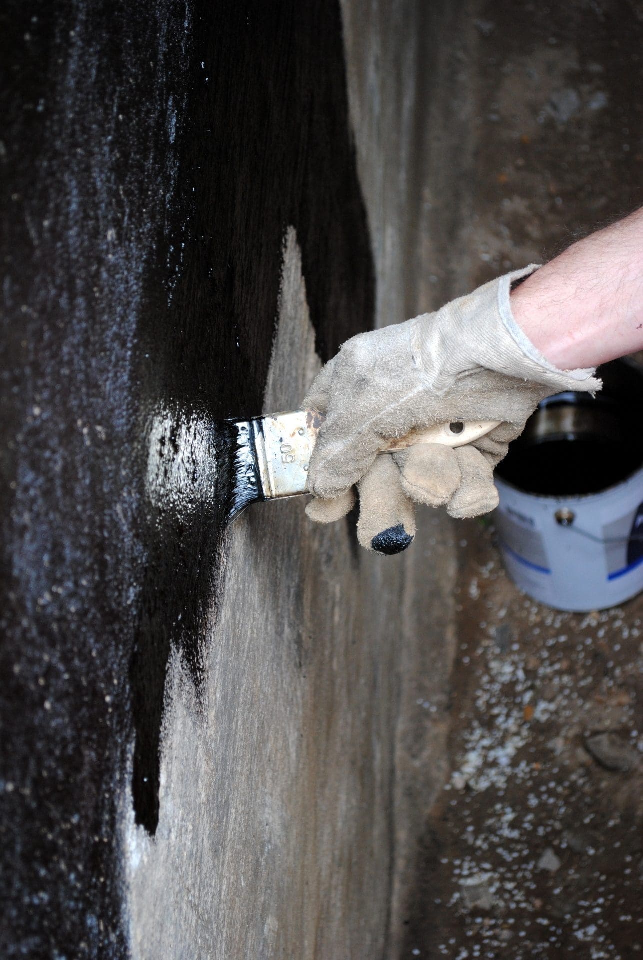 Kellertrockenlegung von innen - Teer / Bitumen-Anstrich (© tinadefortunata / stock.adobe.com) Kellertrockenlegung von innen - Teer / Bitumen-Anstrich (© tinadefortunata / stock.adobe.com)