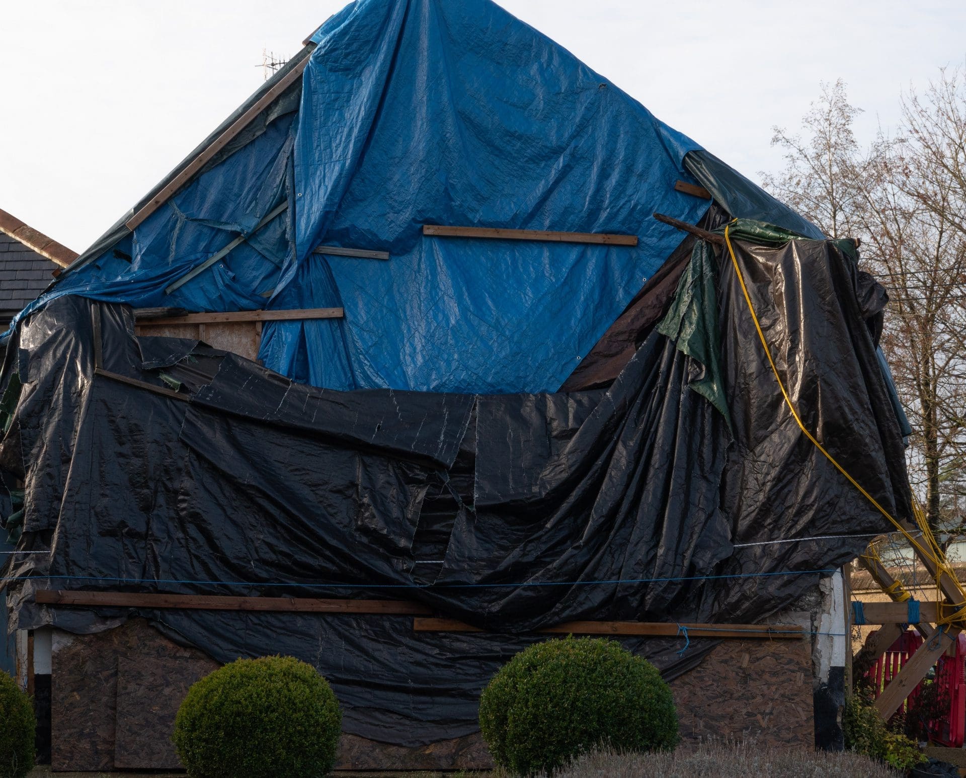 Bei dieser Immobilie ist eine Kernsanierung innen und außen nötig: Fassade, Dach, Fenster, Türen, Heizungsanlage und die Erneuerung der Elektroinstallation ... (© Martin / stock.adobe.com)