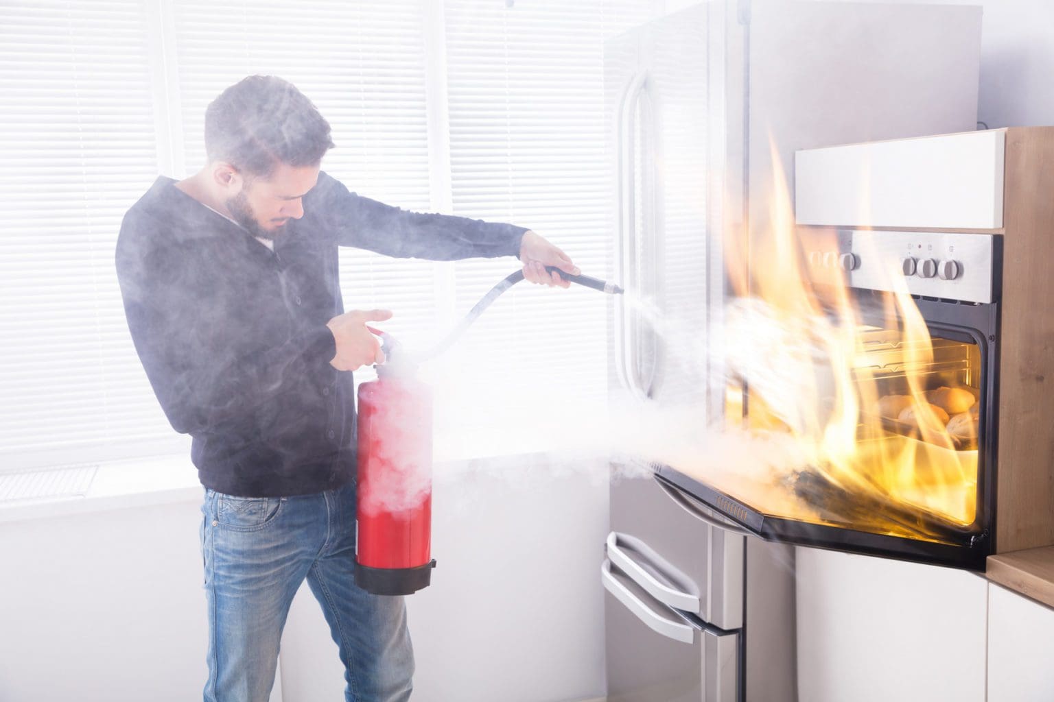Küchenbrand - Was zahlt die Versicherung? Wer zahlt? Hausrat? (© Andrey Popov / stock.adobe.com)