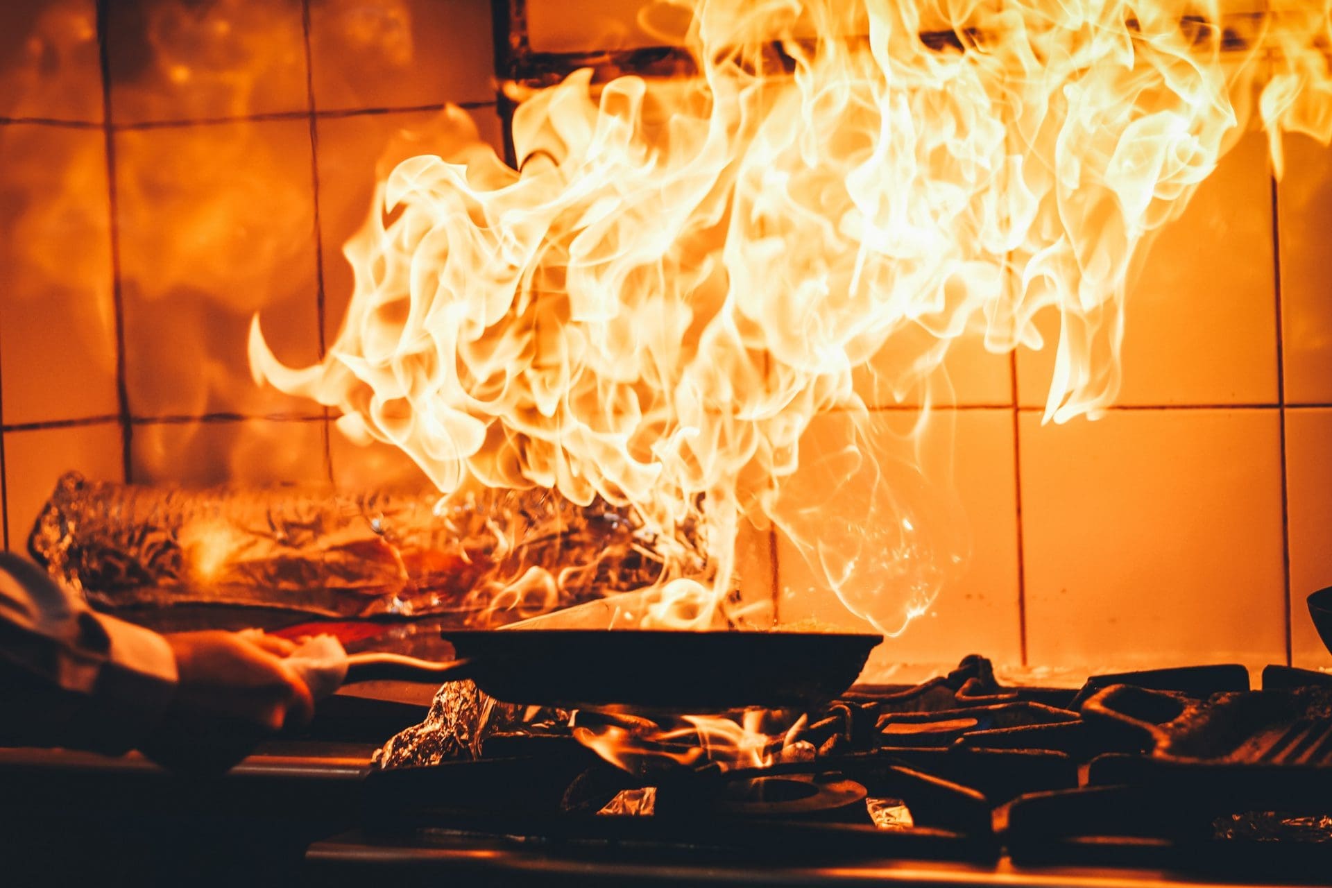 Küchenbrand - wer zahlt? (© Yaroslav - stock.adobe.com)