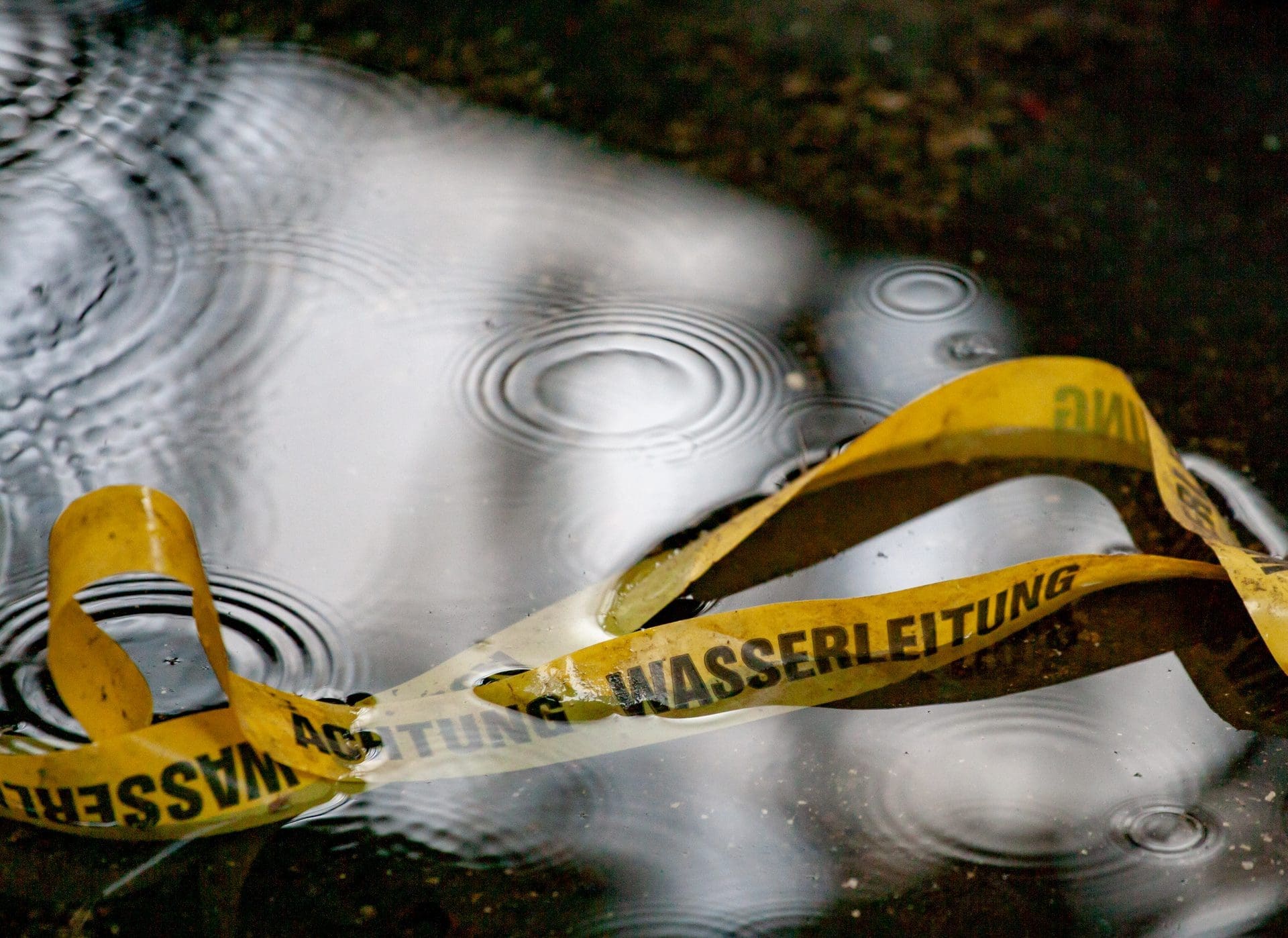 Leck in Wasserleitung finden - Profis haben verschiedene Verfahren und Geräte zur Hand, um eine Leckage zu lokalisieren (© fotoatelier.hamburg / stock.adobe.com)