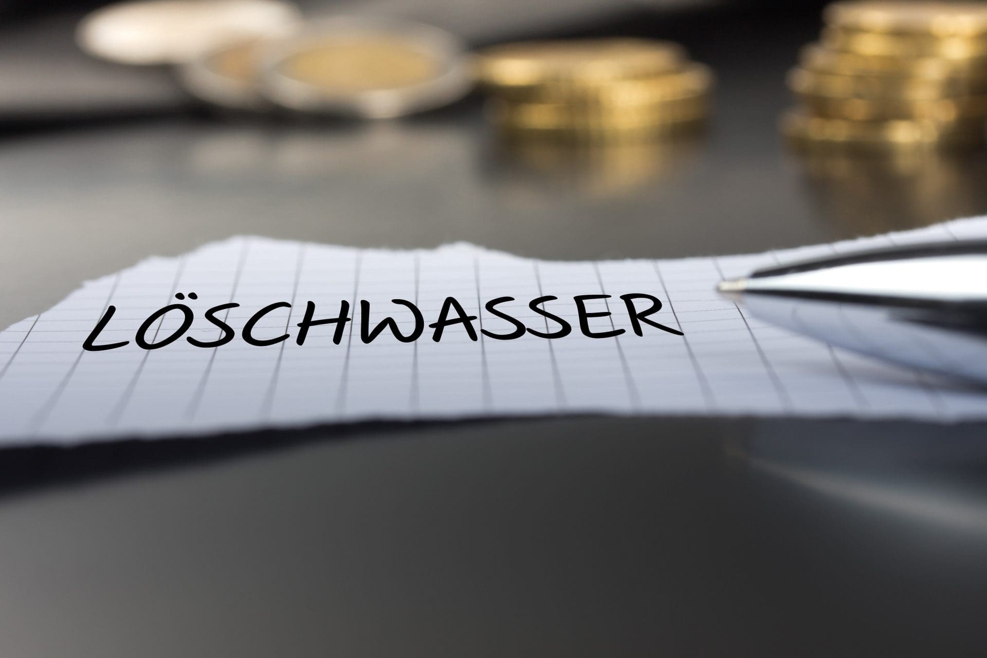 Löschwasserschaden: Inwieweit sind Schäden durch Löschwasser (Löschwasserschäden) nach einem Brand versichert? (© Eigens / stock.adobe.com) Löschwasserschaden: Inwieweit sind Schäden durch Löschwasser (Löschwasserschäden) nach einem Brand versichert? (© Eigens / stock.adobe.com)