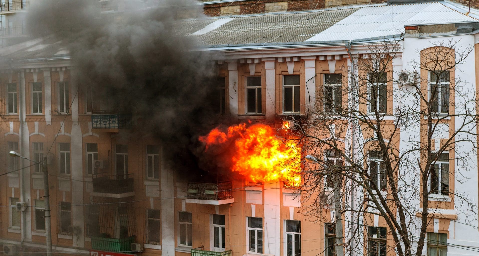 Brand in Mietshaus durch Mieter verursacht | Wer kommt für die Kosten der Beseitigung von Brandschäden in einem solchen Schadensfall auf? Die Gebäudeversicherung, die Privathaftpflichtversicherung? Was ist mit Mietausfällen, Mietminderung und Hotelkosten wegen externer Unterbringung?! (© Aleksandr Lesik / stock.adobe.com)