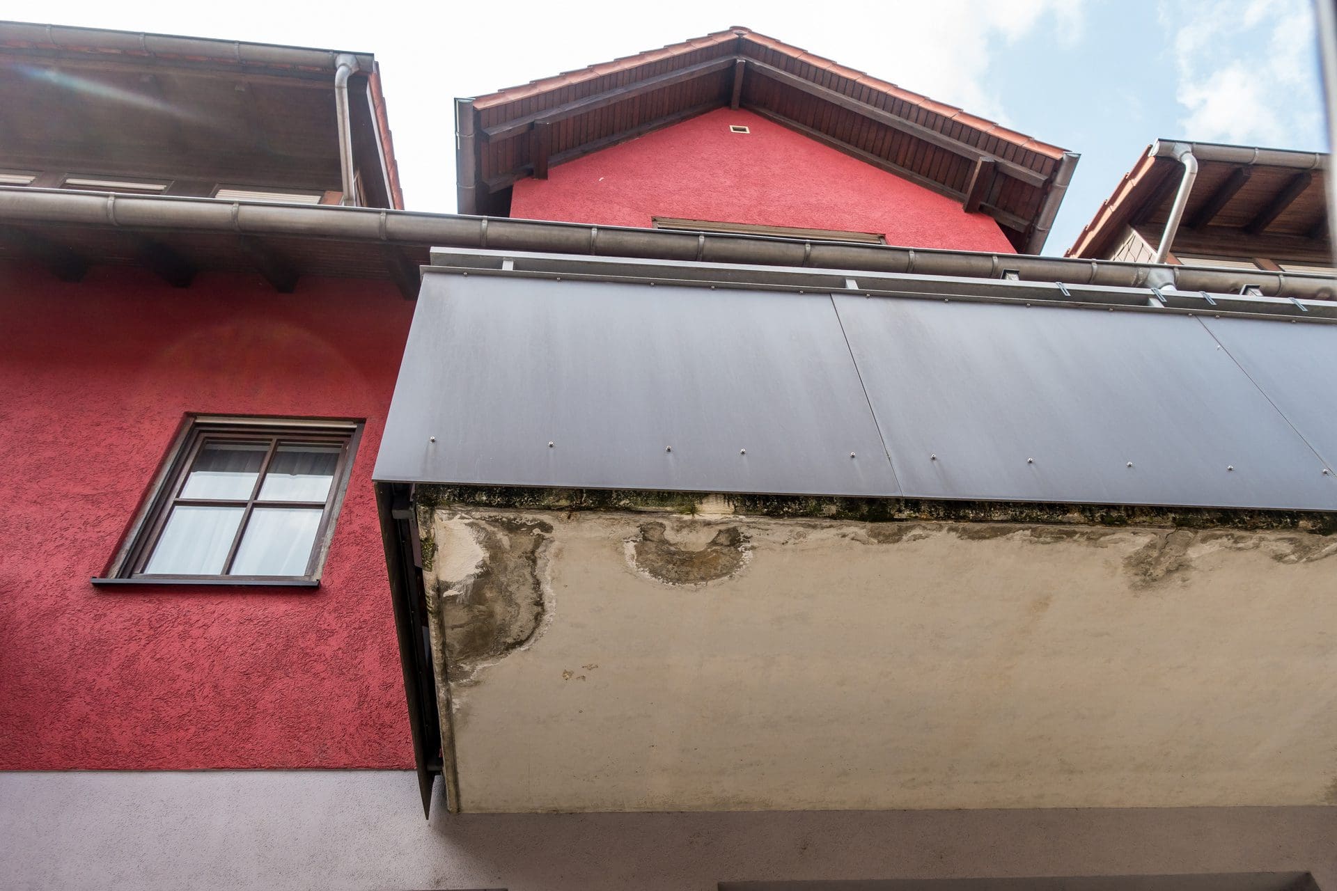 Nässeschäden am Balkon - ein Fall für die Gebäudeversicherung? (© focus finder / stock.adobe.com)