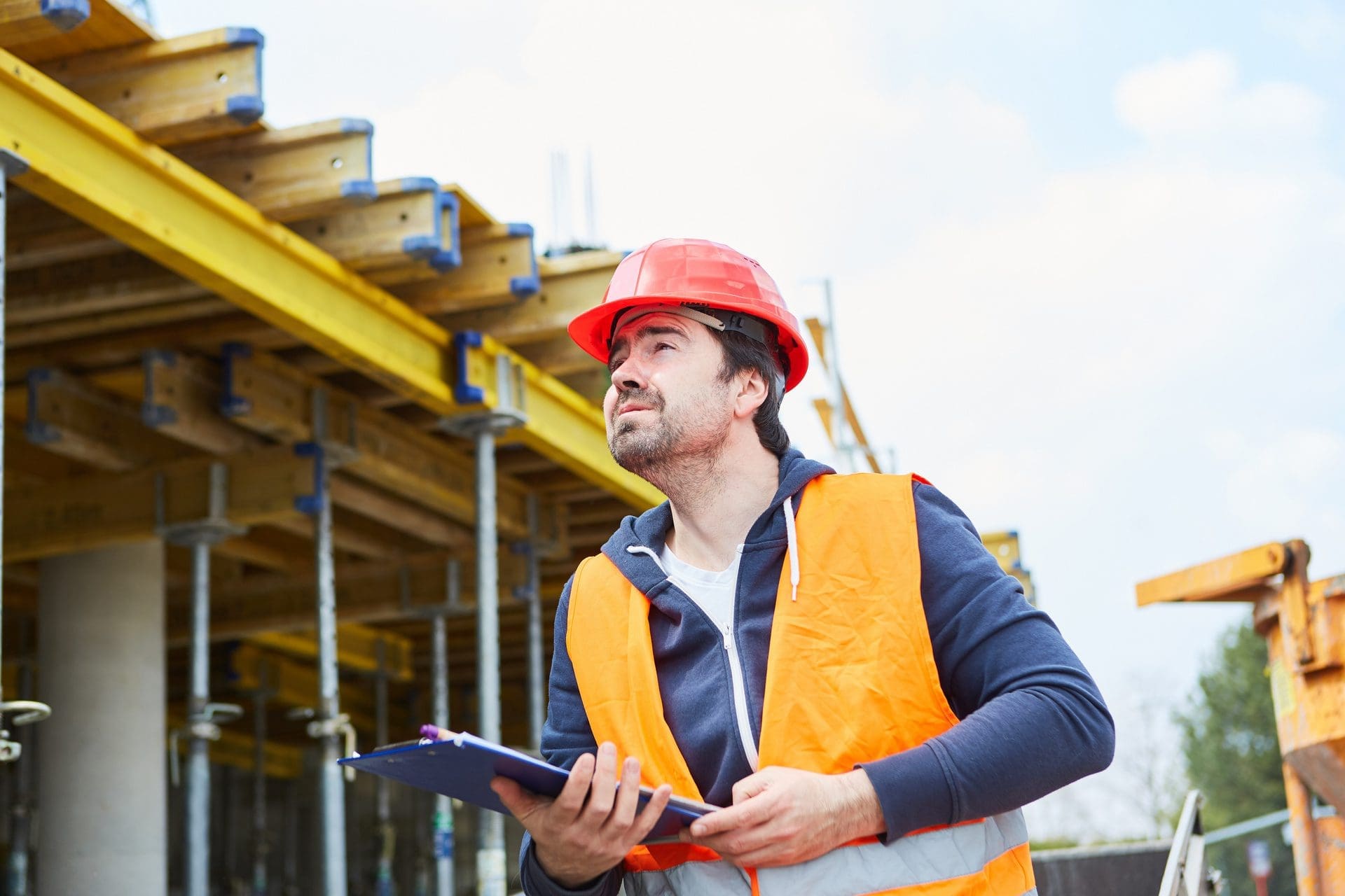 Öffentlich bestellter Sachverständiger Bauwesen | Gutachter mit Checkliste bei Inspektion einer Baustelle (© Robert Kneschke / stock.adobe.com)