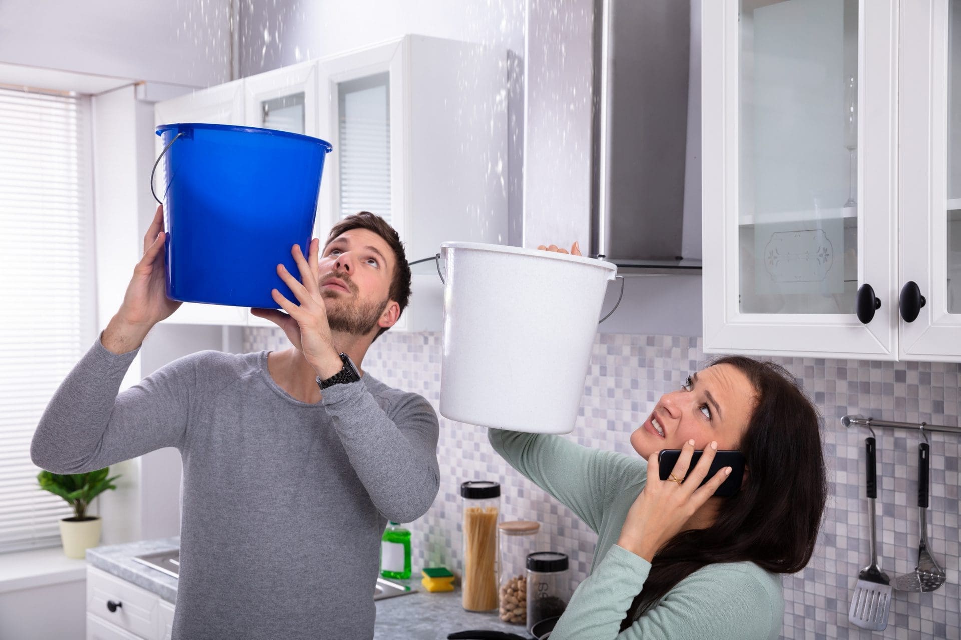 Schadensminderungspflicht: Die Pflicht zur Schadenminderung und Schadenbegrenzung gegenüber der Versicherung umfasst hier auch das Auffangen des von der Decke tropfenden Wassers und die schnelle Benachrichtigung der richtigen Personen (© Andrey Popov / stock.adobe.com)