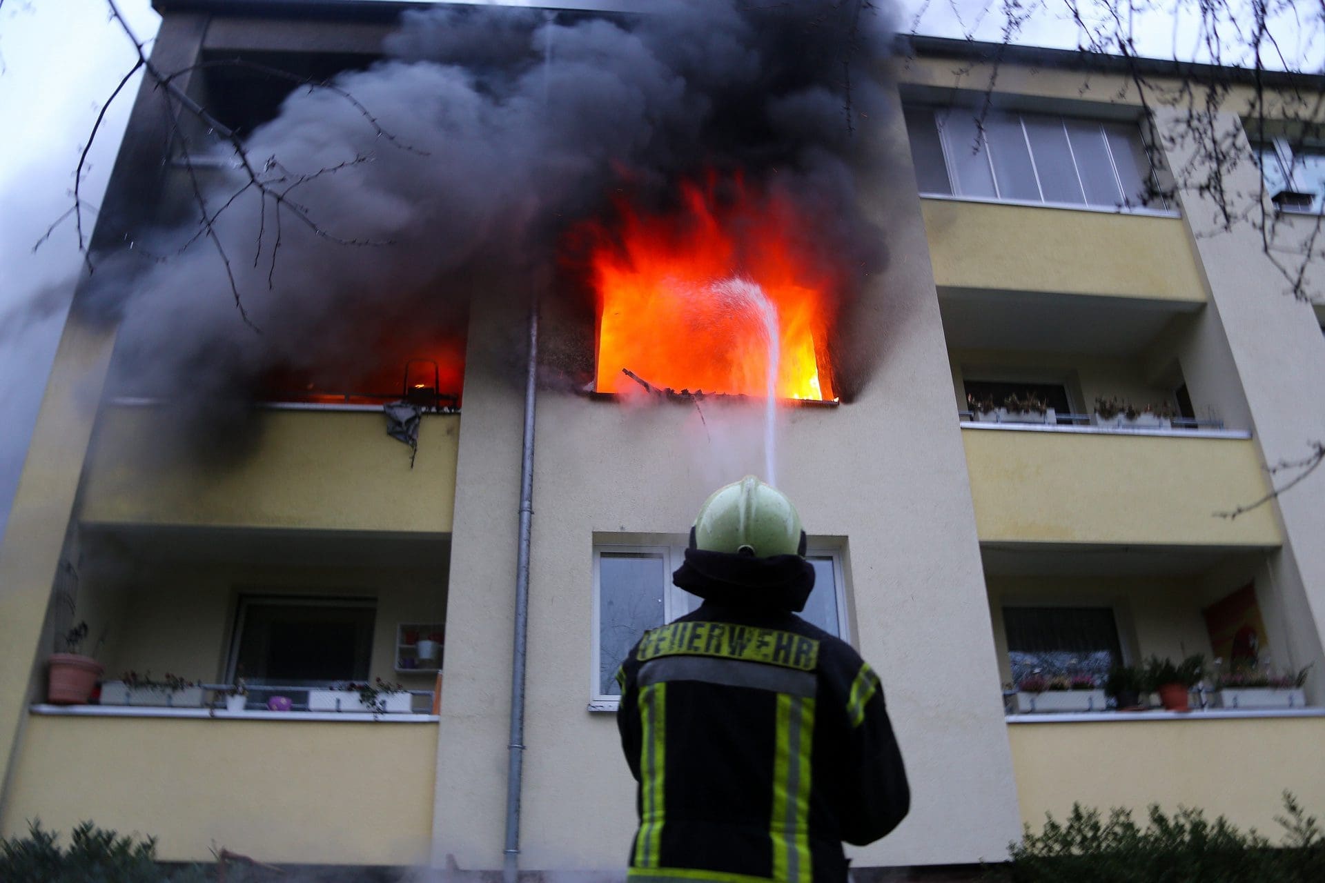 Rauchschaden nach Wohnungsbrand: Versicherungen zahlen in der Regel die Kosten für die nötigen Sanierungsmaßnahmen nach einem Brand - sei es Rußentfernung, Beseitigen von Rauchschäden und sonstige Wiederaufbaumaßnahmen im Rahmen einer versicherten Brandschadensanierung (© rammi76 / stock.adobe.com)