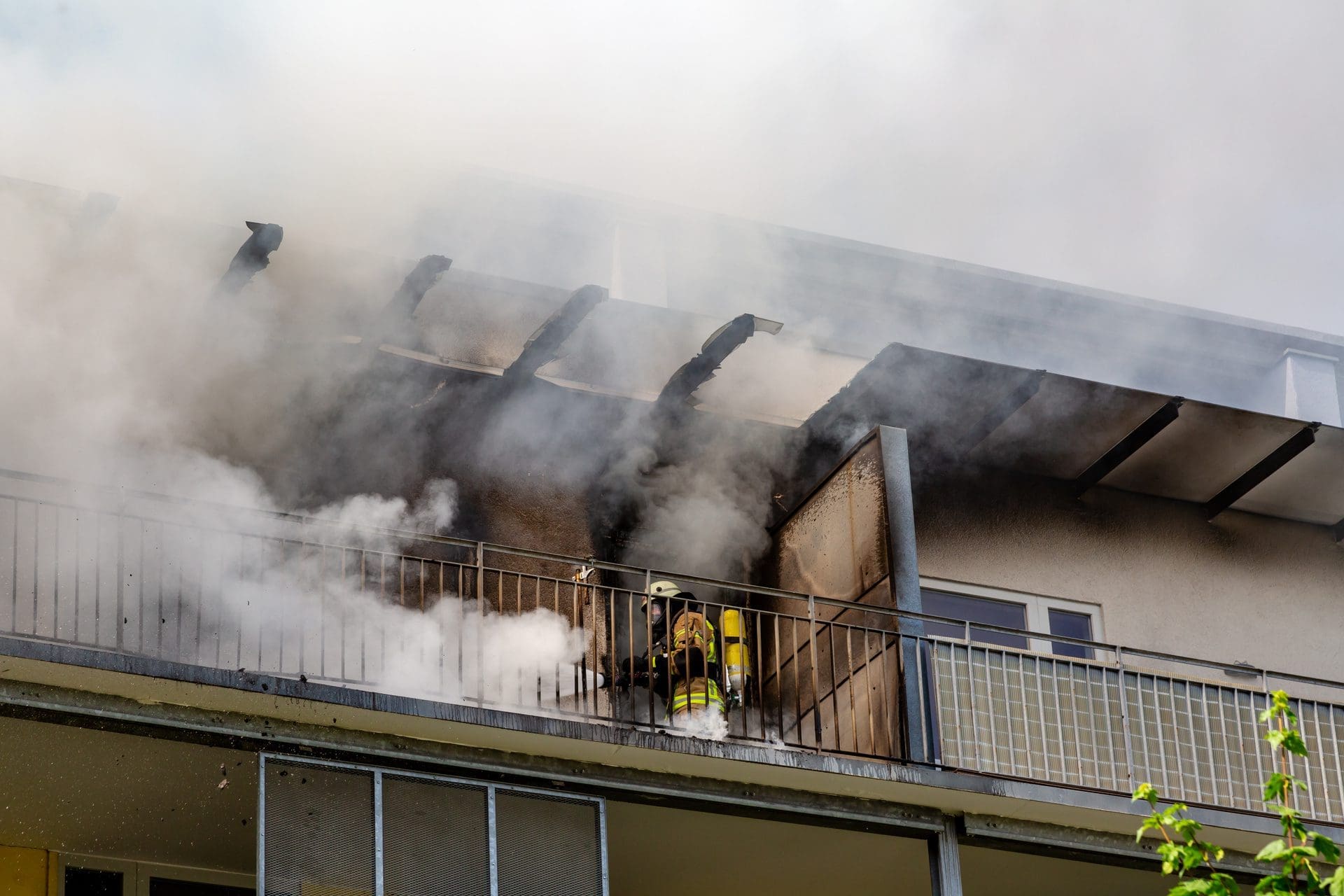 Rauchschäden nach Brand in Wohnung entfernen - Inwieweit zahlt das die Versicherung? (© Robert Leßmann / stock.adobe.com)