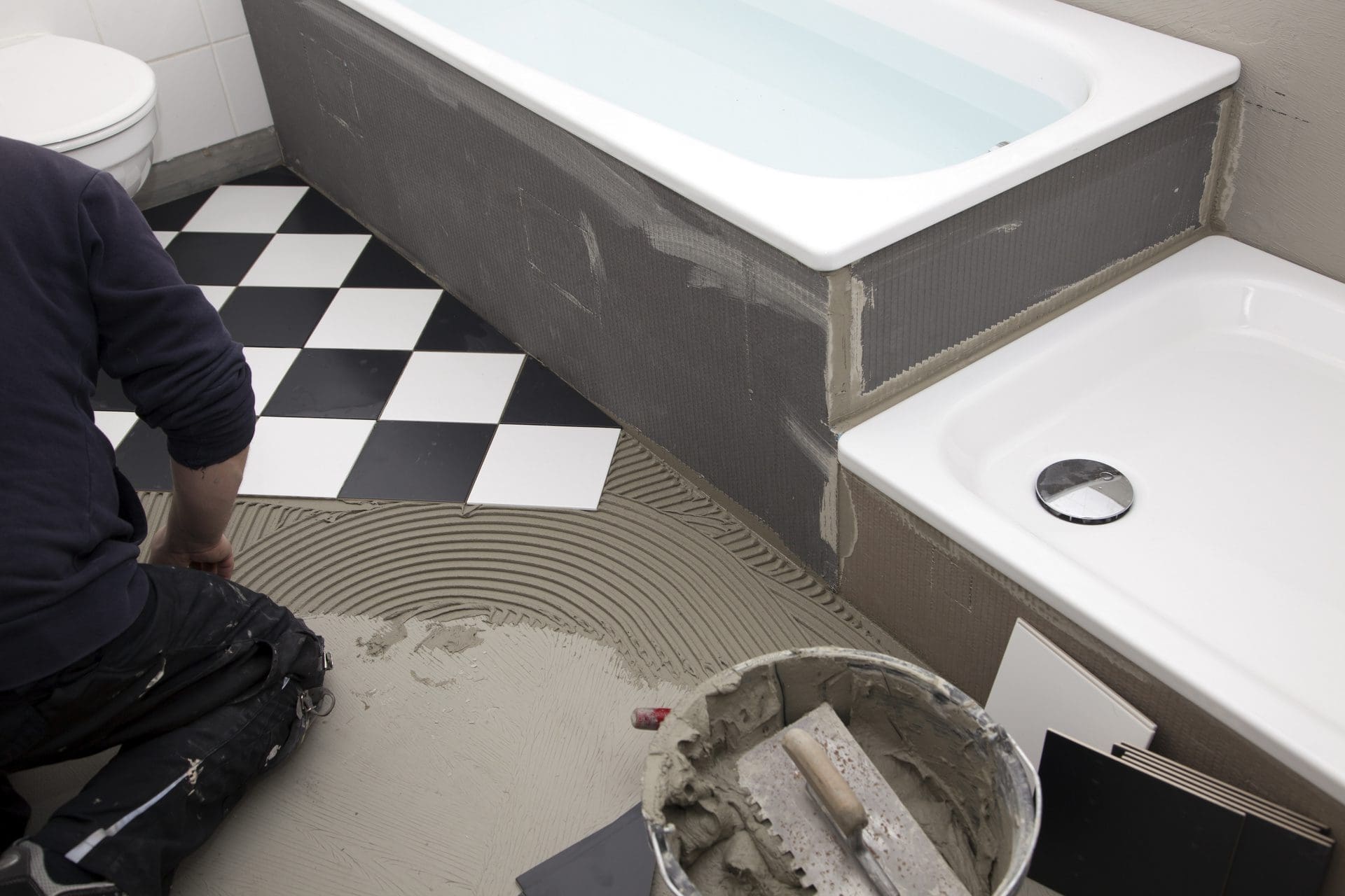 Renovierung nach einem Wasserschaden im Bad | Welche Kosten kann ich bei einem Wasserschaden geltend machen? (© view7 / stock.adobe.com)