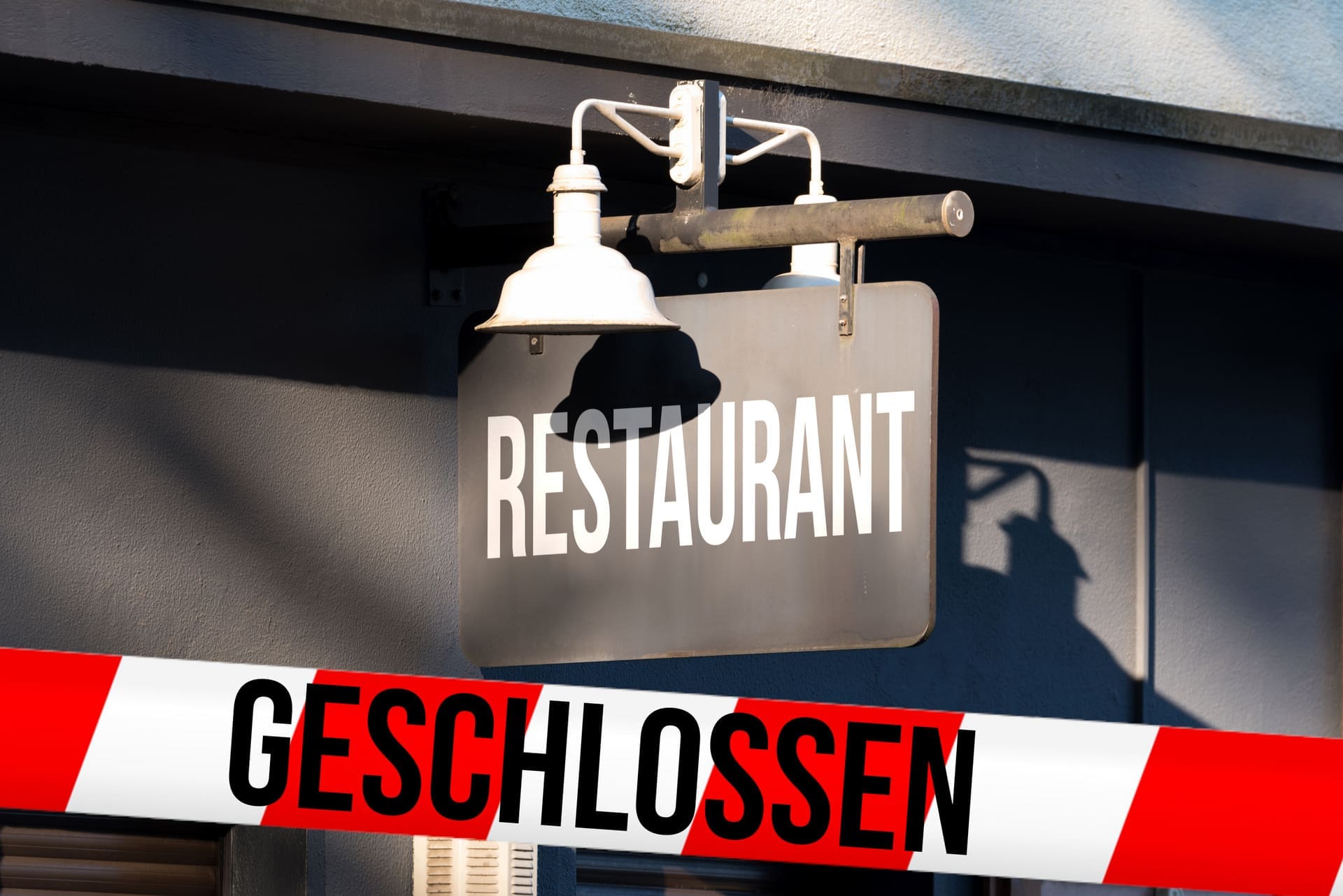 Restaurant wegen Wasserschaden geschlossen | Nun heißt es: Ertragsausfall berechnen und den Ertragsausfallschaden entsprechend der Definition und Bedingungen des Versicherungsvertrags zur hoffentlich abgeschlossenen Ertragsausfallversicherung geltend machen (© studio v-zwoelf / stock.adobe.com)