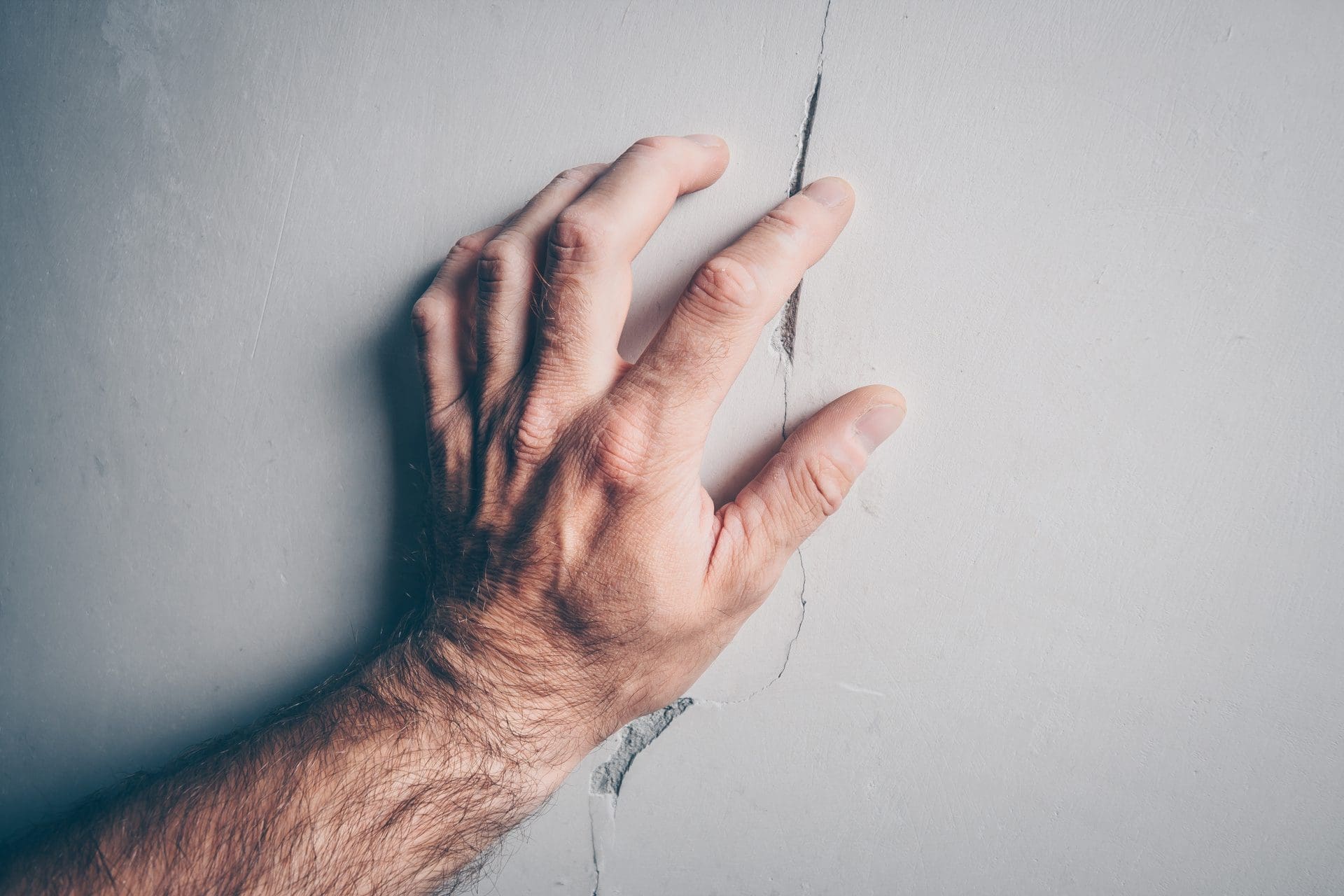 Schwindriss? Setzriss? Haarriss? - Was tun bei welcher Art von Riss an der Wand? - Was sind die Ursachen? Normale Setzungen, Baumangel, Probleme im Baugrund? (© Andrey Gonchar / stock.adobe.com) Schwindriss? Setzriss? Haarriss? - Was tun bei welcher Art von Riss an der Wand? - Was sind die Ursachen? Normale Setzungen, Baumangel, Probleme im Baugrund? (© Andrey Gonchar / stock.adobe.com)