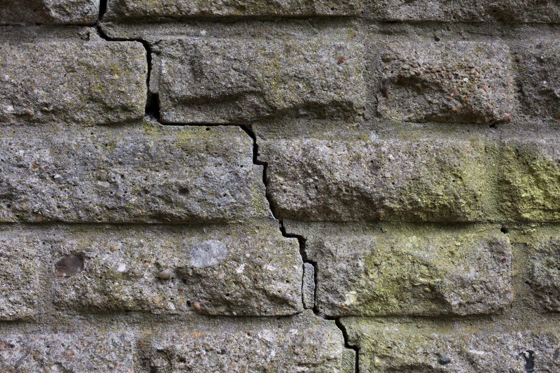 Diagonaler Riss im Mauerwerk (Außenwand) - wie vorgehen? (© anderssehen / stock.adobe.com)