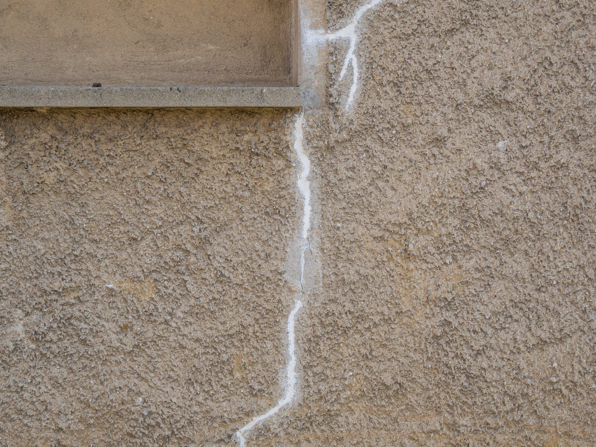 Risse in der Wand außen - nach dem Ausbessern (© Animaflora PicsStock / stock.adobe.com)
