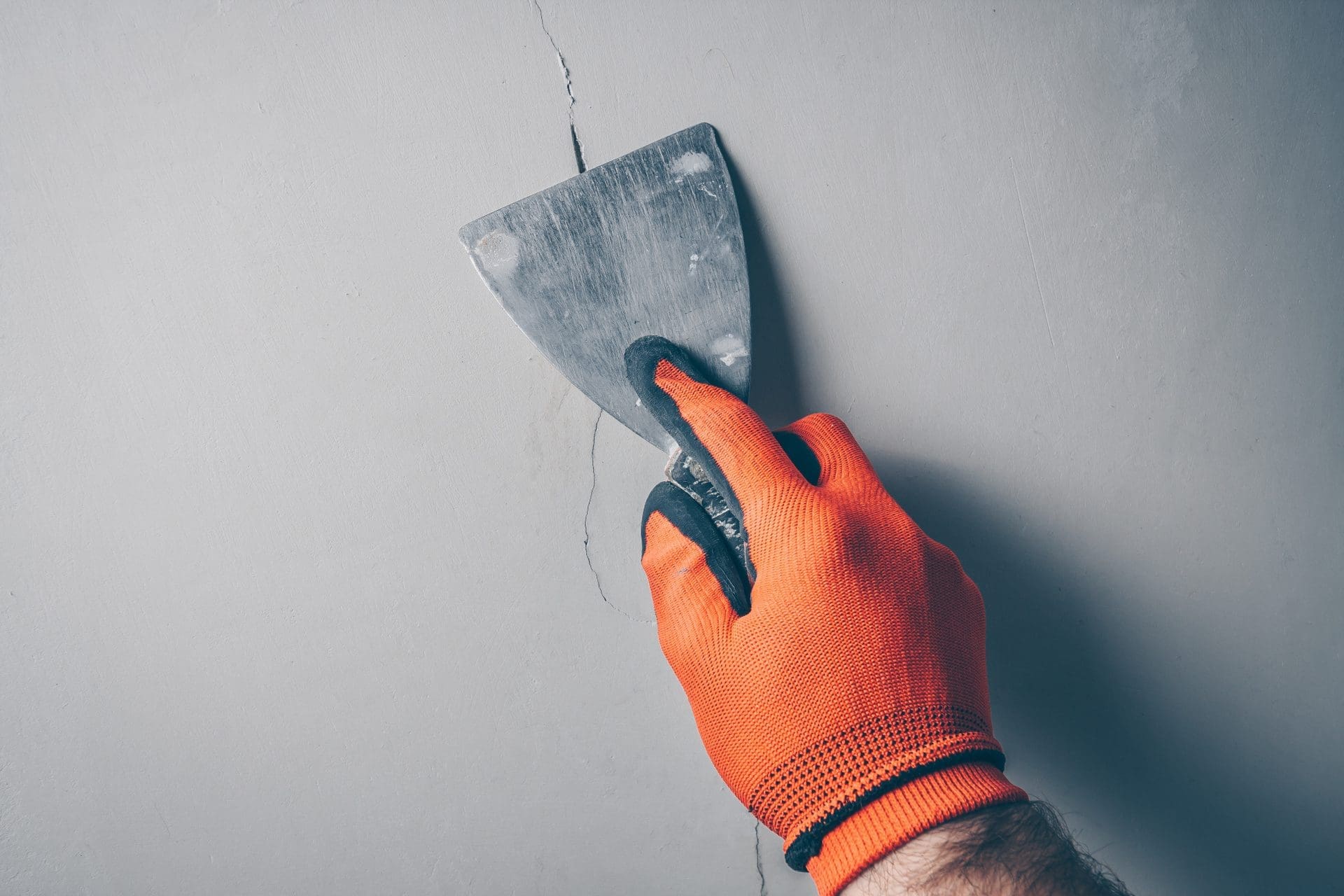 Riss in der Wand reparieren (© Andrey Gonchar / stock.adobe.com) Riss in der Wand reparieren (© Andrey Gonchar / stock.adobe.com)