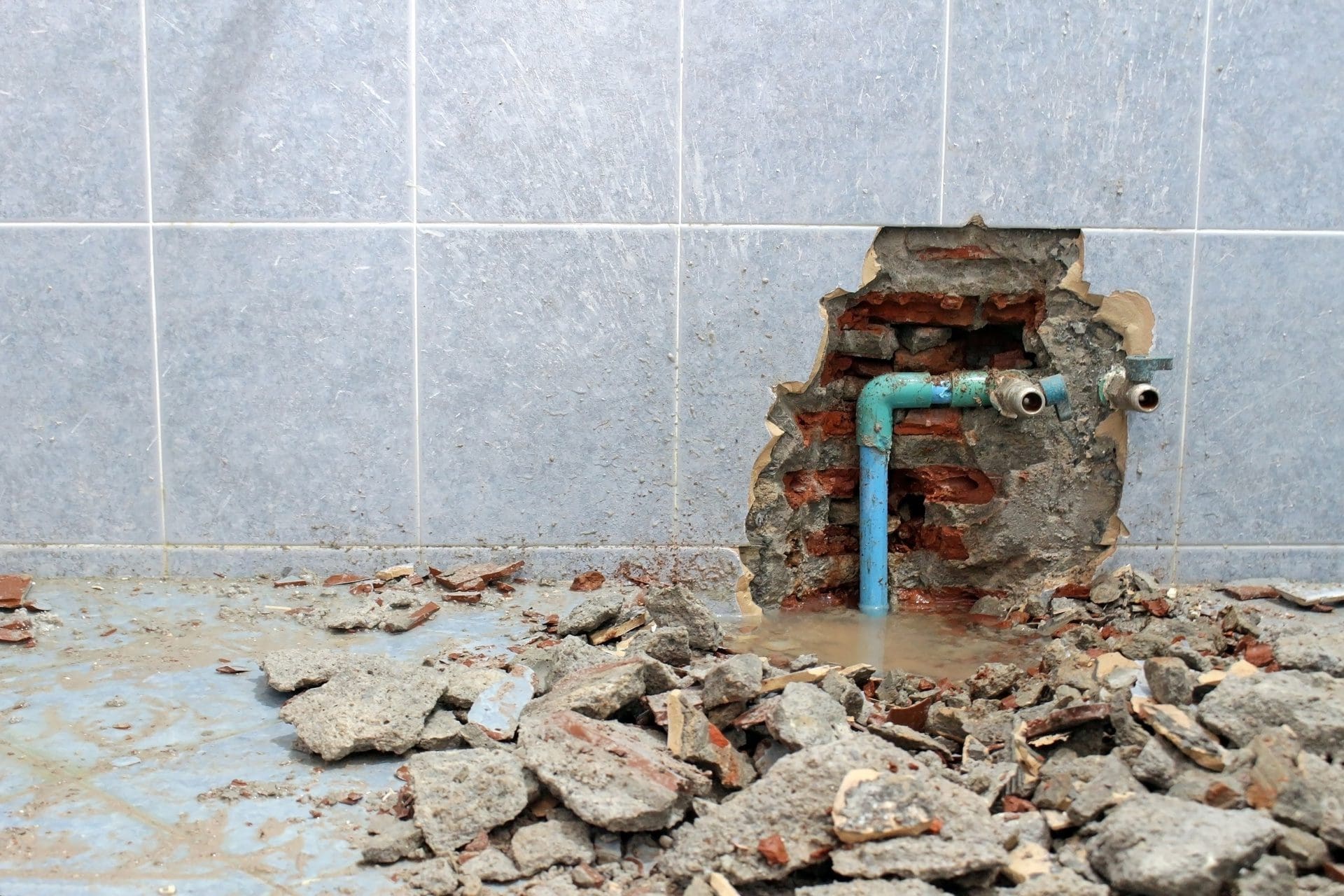 Rohrbruch erkennen | Mitunter müssen Fliesen, Böden und Wände aufgestemmt werden... (© Hi-Point / stock.adobe.com)