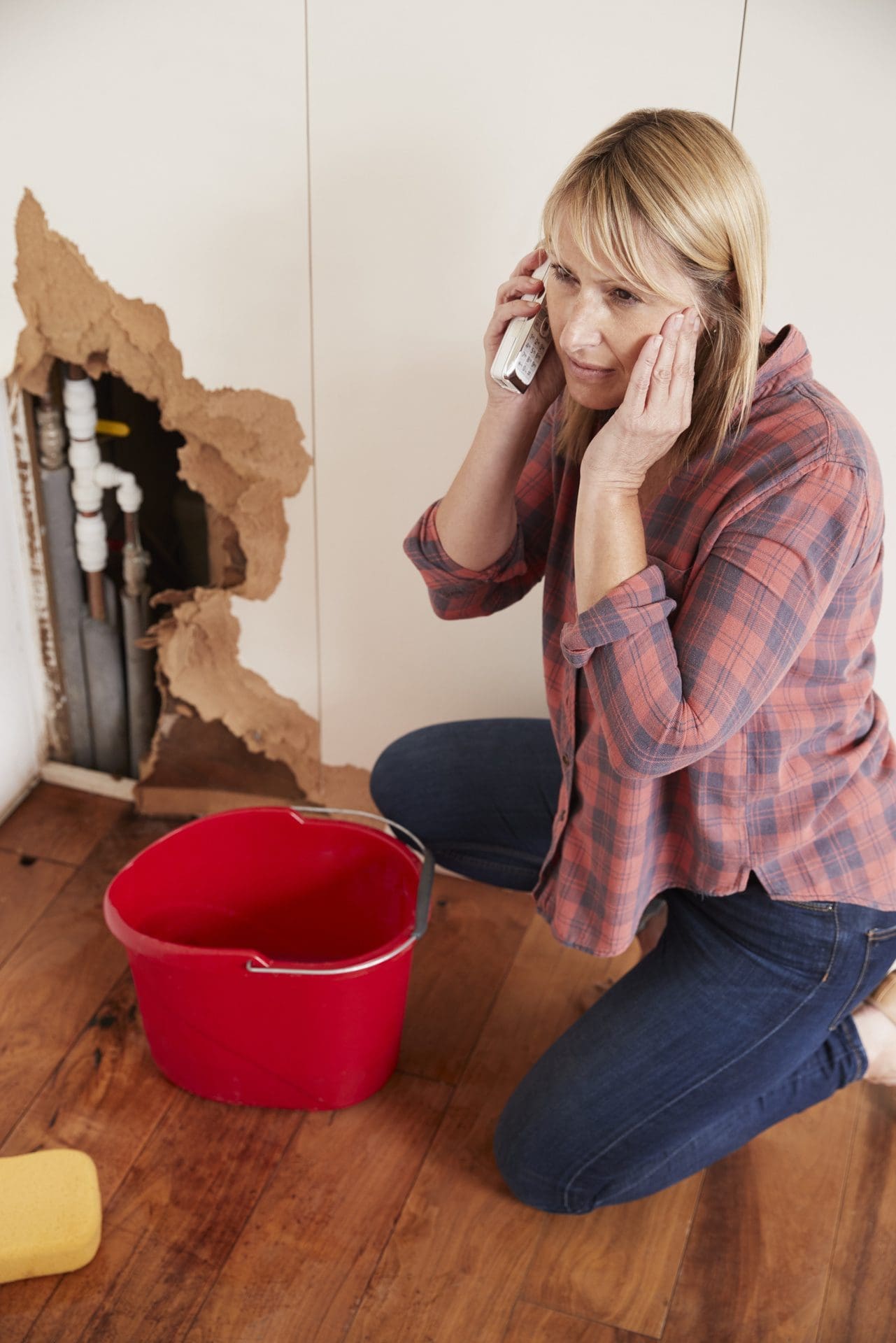 Rohrbruch in der Wand finden: Bevor man unnötig Wände aufreißt und unnötige Schäden verursacht, sollte man ggf. besser einen Fachmann beauftragten, der Lecks mit einem speziellen Suchgerät für Rohrbruch orten kann. (© Monkey Business / stock.adobe.com)