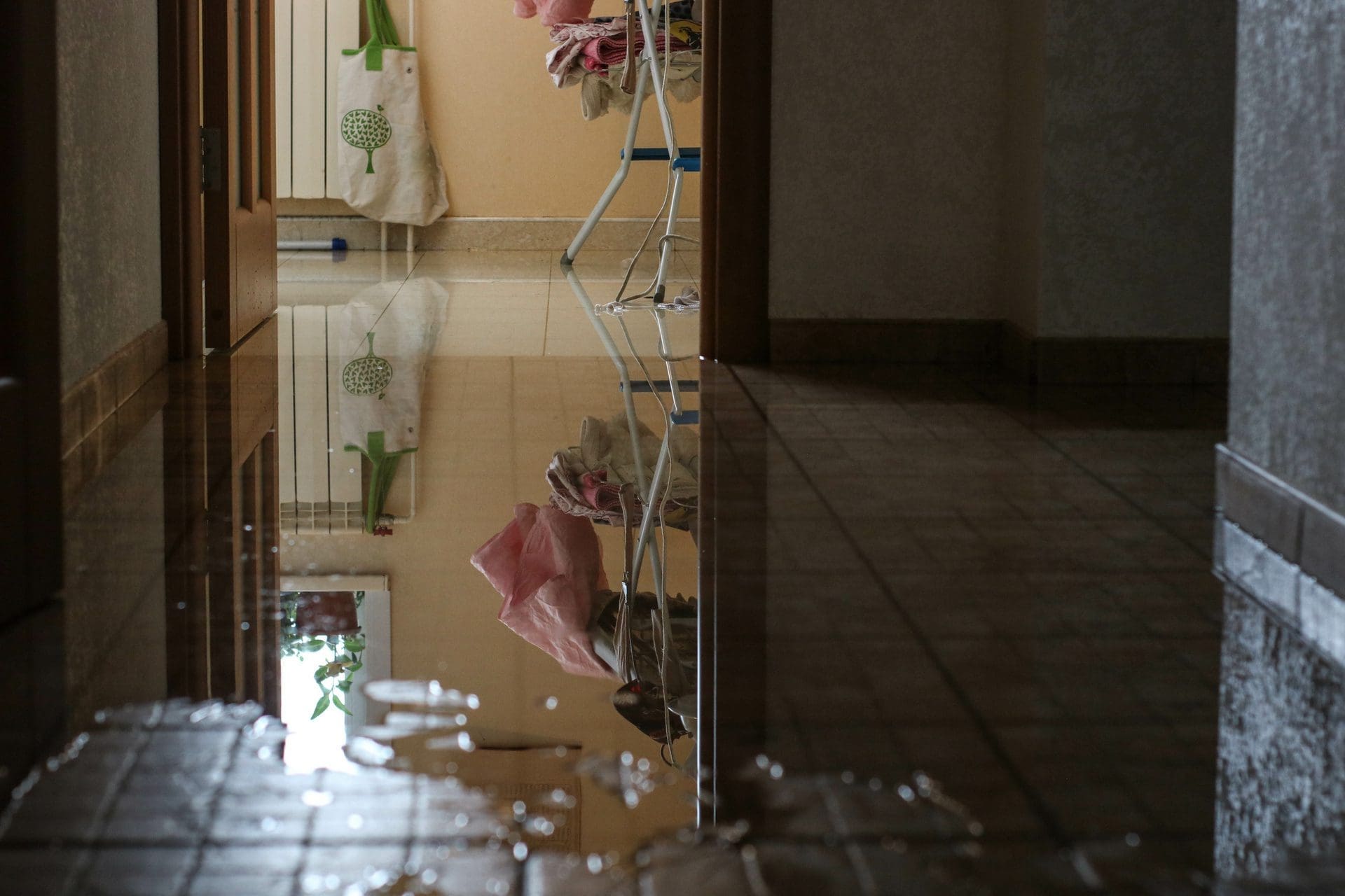 Rohrbruch | Wohnung steht unter Wasser (© Lyudmila / stock.adobe.com)