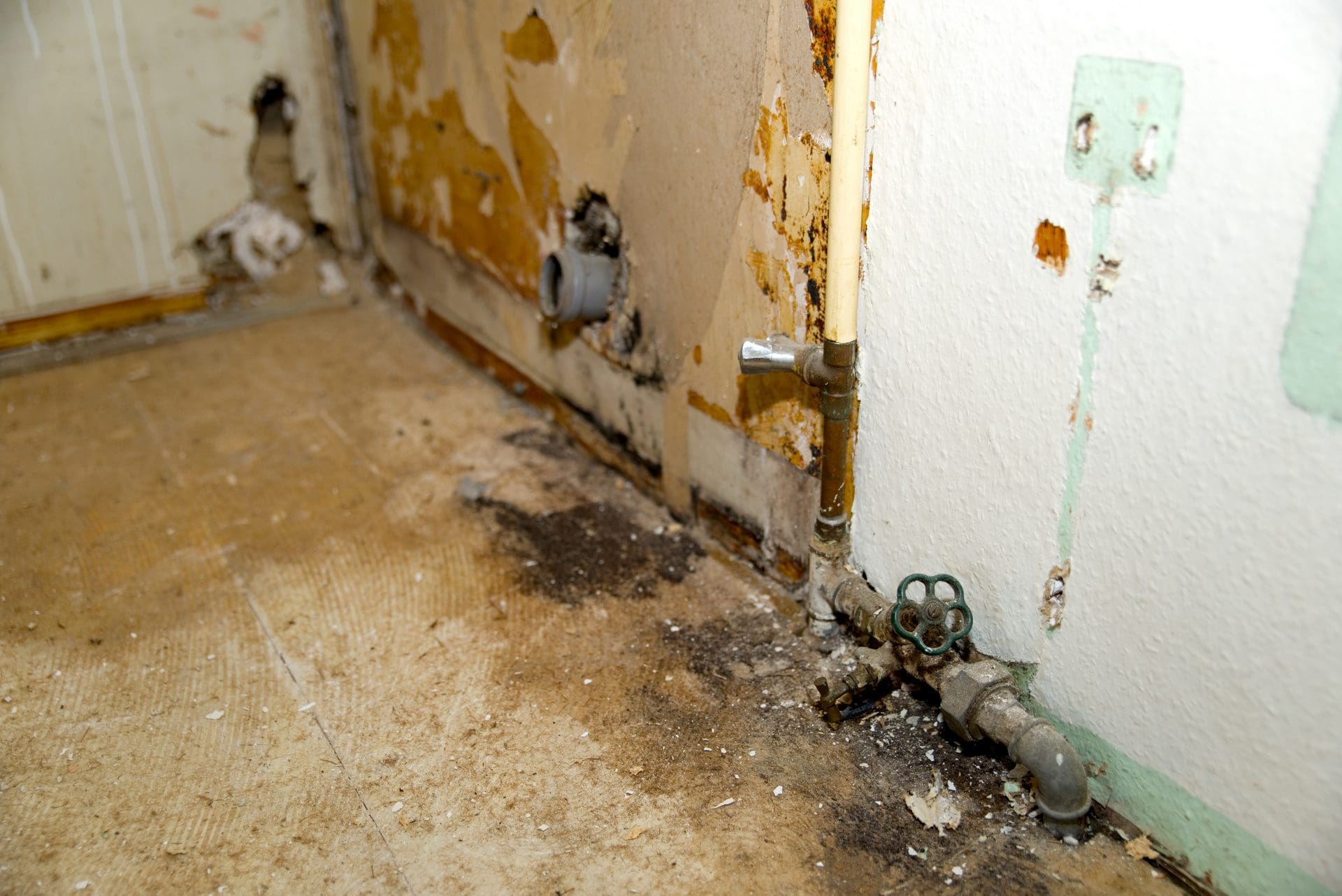 Rohrsanierung nach Wasserschaden | In diesem Haus ist einiges an Kosten zu erwarten ... (© VRD / stock.adobe.com)