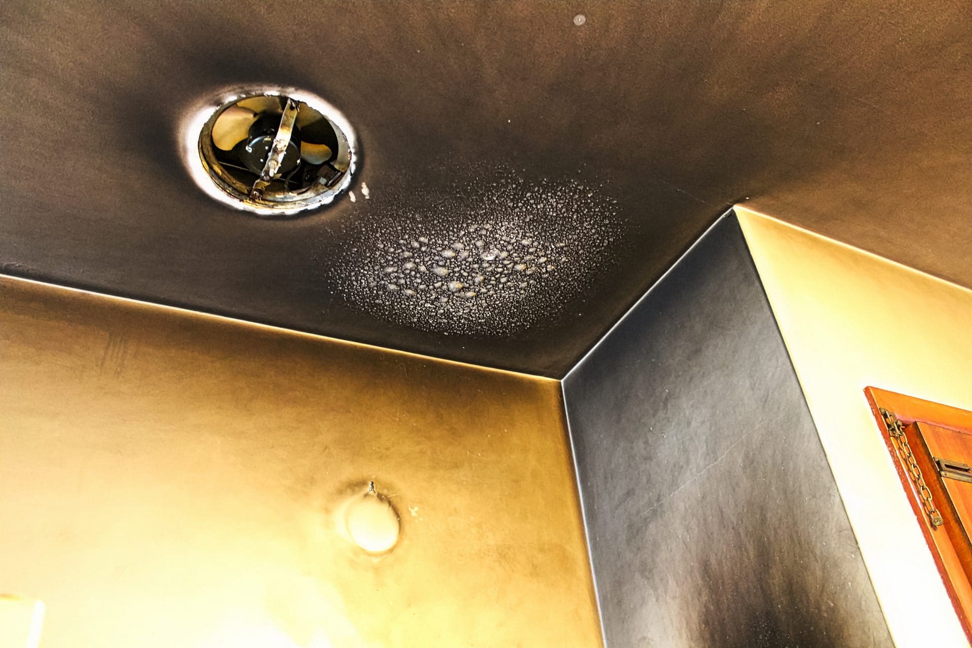 Ruß entfernen von Wand und Decke - oft braucht man Profi-Firmen für die Rußentfernung von Wänden (© Amelia / stock.adobe.com) Ruß entfernen von Wand und Decke - oft braucht man Profi-Firmen für die Rußentfernung von Wänden (© Amelia / stock.adobe.com)