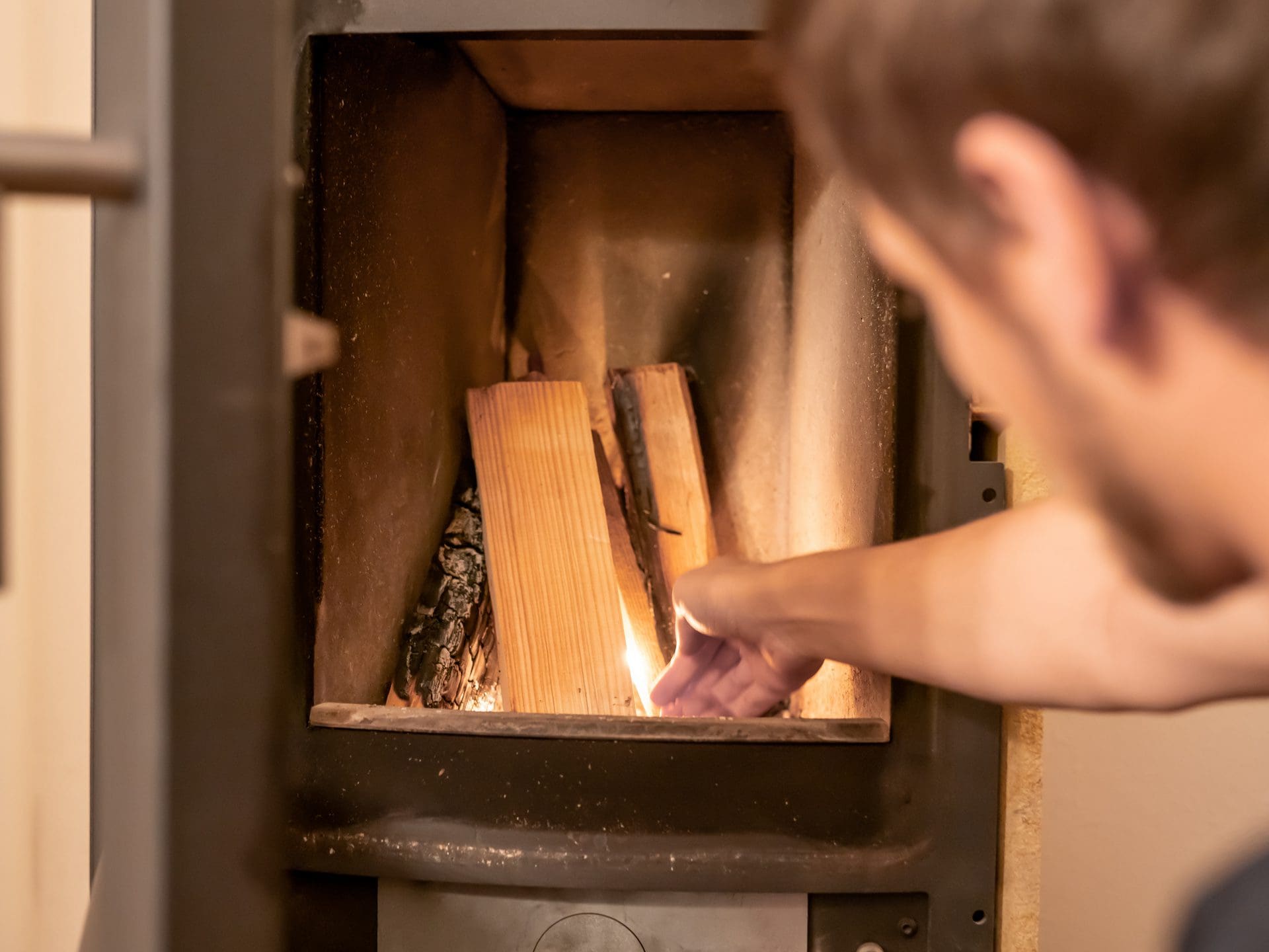 Im Schwedenofen ein Feuer entzünden | Wer einen Kamin / Ofen betreibt, sollte auf trockenes Holz, ausreichend Sauerstoffzufuhr und die richtige Reinigung von Ofen, Rohr und Kamin achten (© Philipp / stock.adobe.com)