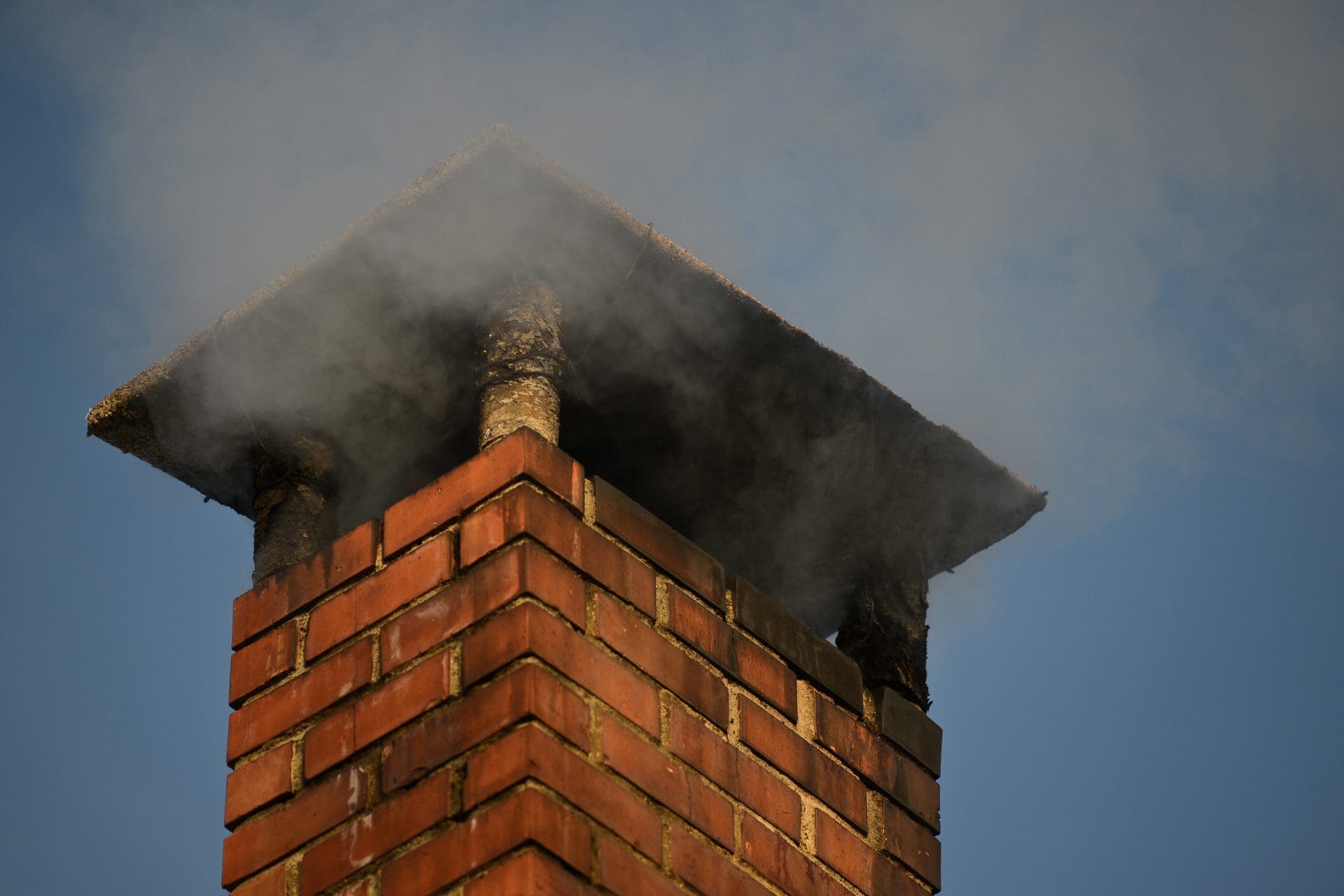 Rußbrand im Schornstein | Kommen verschiedene ungünstige Faktoren zusammen, dann können die Rußablagerungen im Schornstein vom Ofen / Kamin sich entzünden und einen entsprechenden Brand auslösen (© JeanLuc / stock.adobe.com)