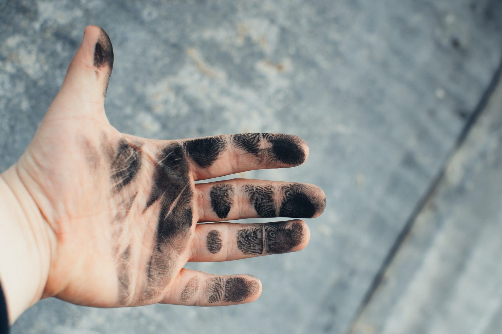 Rußentfernung nach Brand - Wie lässt sich Ruß von Wänden entfernen? (© komokvm / stock.adobe.com) Rußentfernung nach Brand - Wie lässt sich Ruß von Wänden entfernen? (© komokvm / stock.adobe.com)
