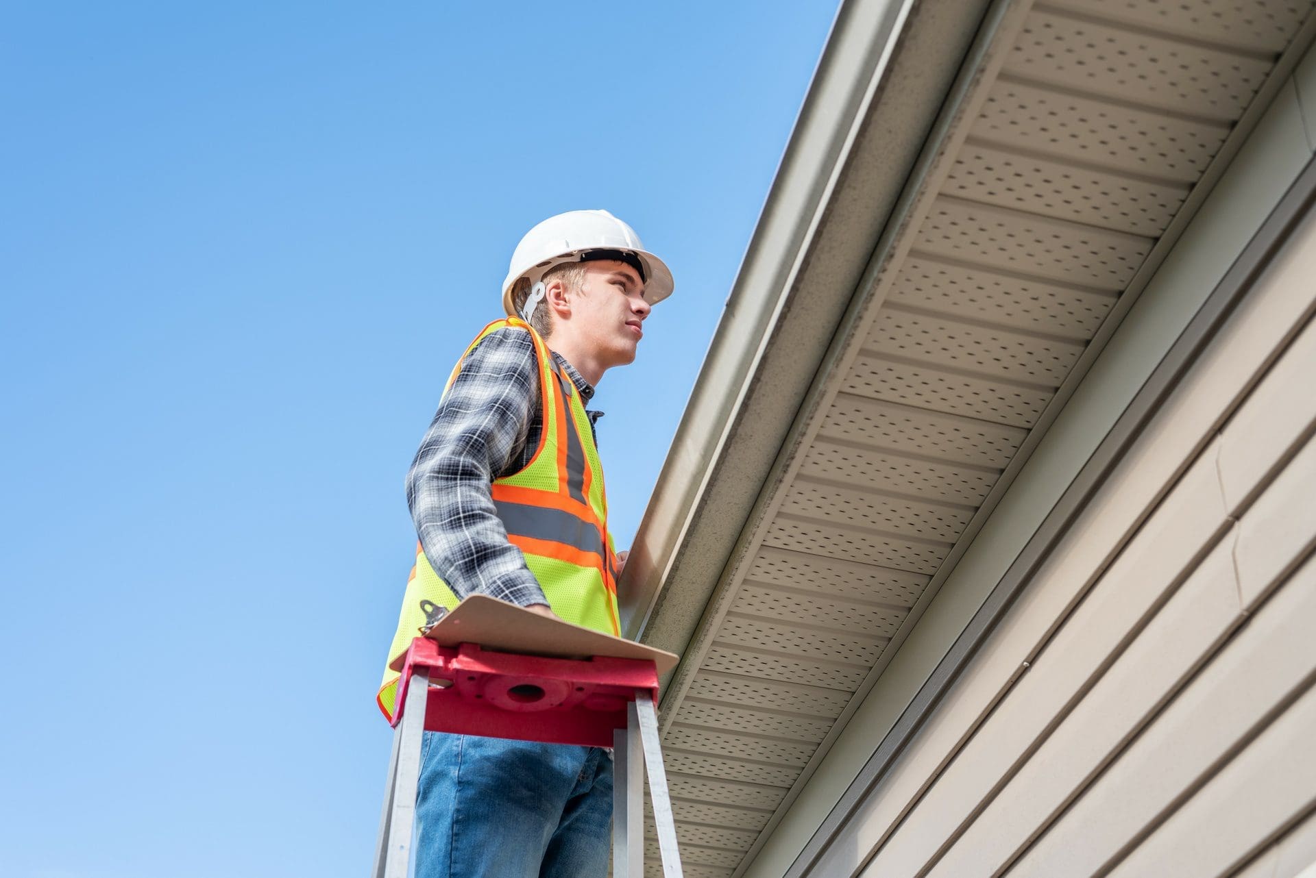 Sachverständiger Dachdecker begutachtet den Zustand des beschädigten Dachs und erstellt anschließend ein Dachgutachten für die Versicherung (© Brian / stock.adobe.com)