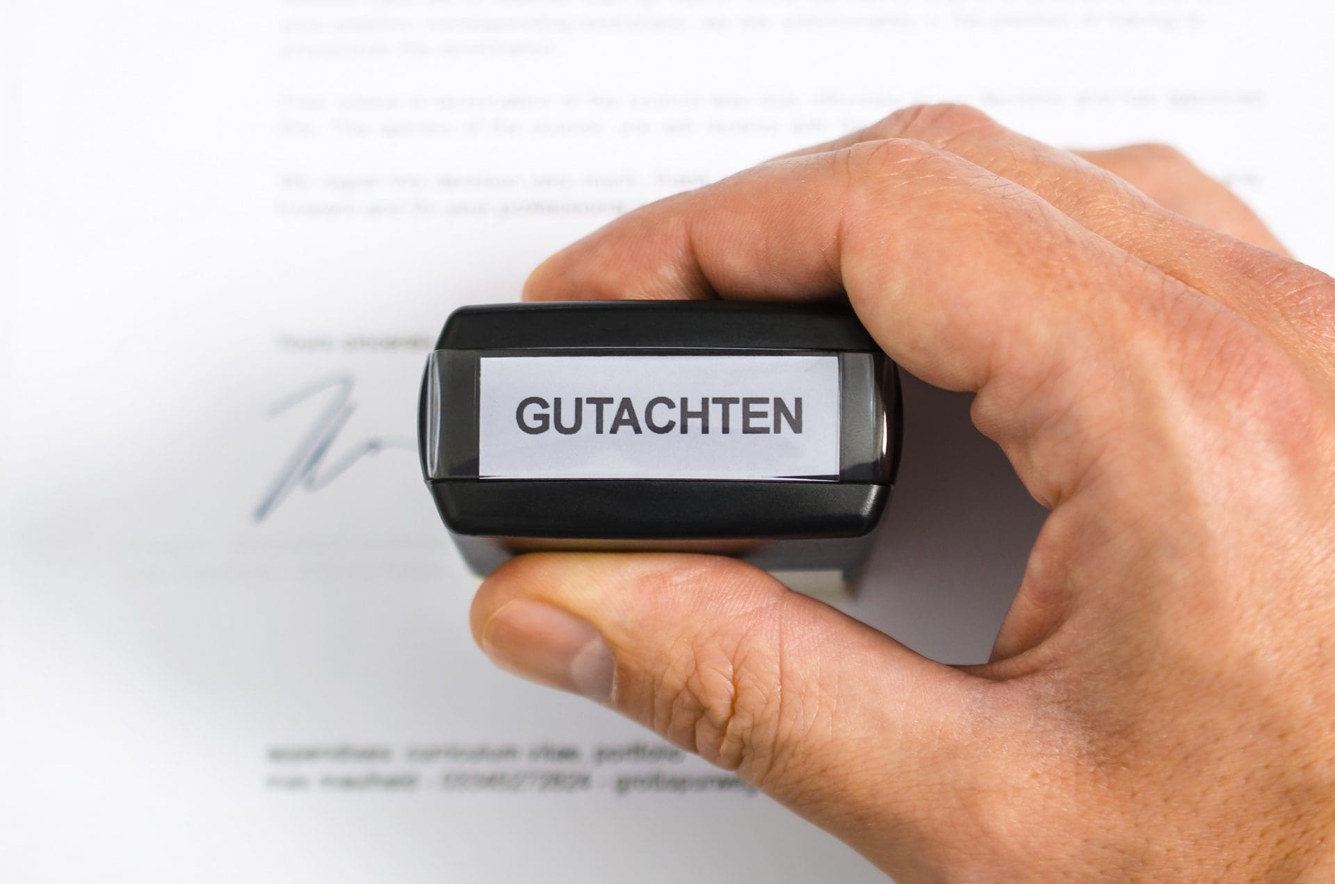 Gutachter / Sachverständiger für Versicherungsschäden (© Delux / stock.adobe.com)