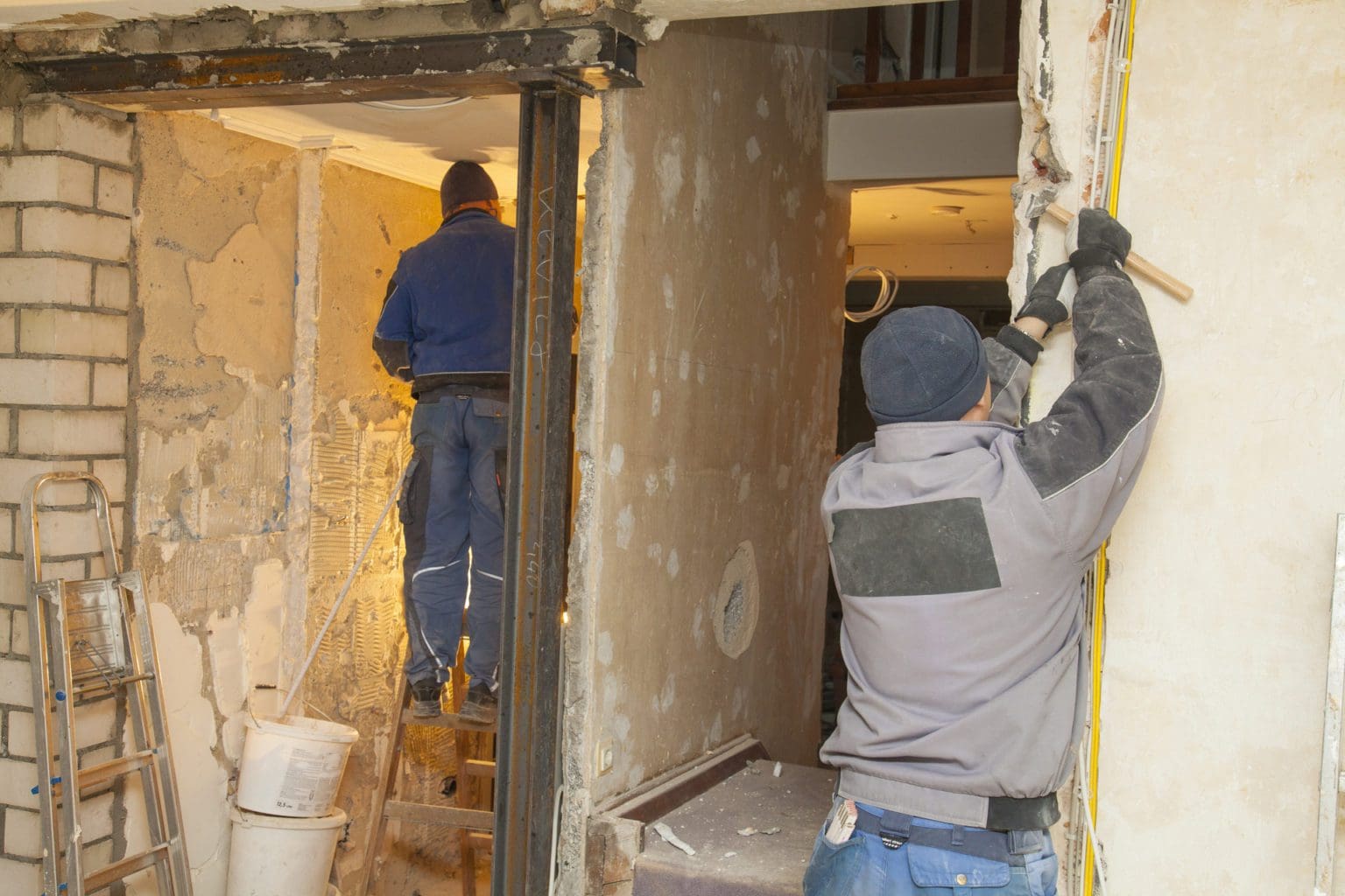 Sanierungsfirmen und Handwerker | Vermittlung von Sanierungsunternehmen für die Brandschadensanierung und Wasserschadensanierung (© akf / stock.adobe.com) - Baumangel, Bauschaden?