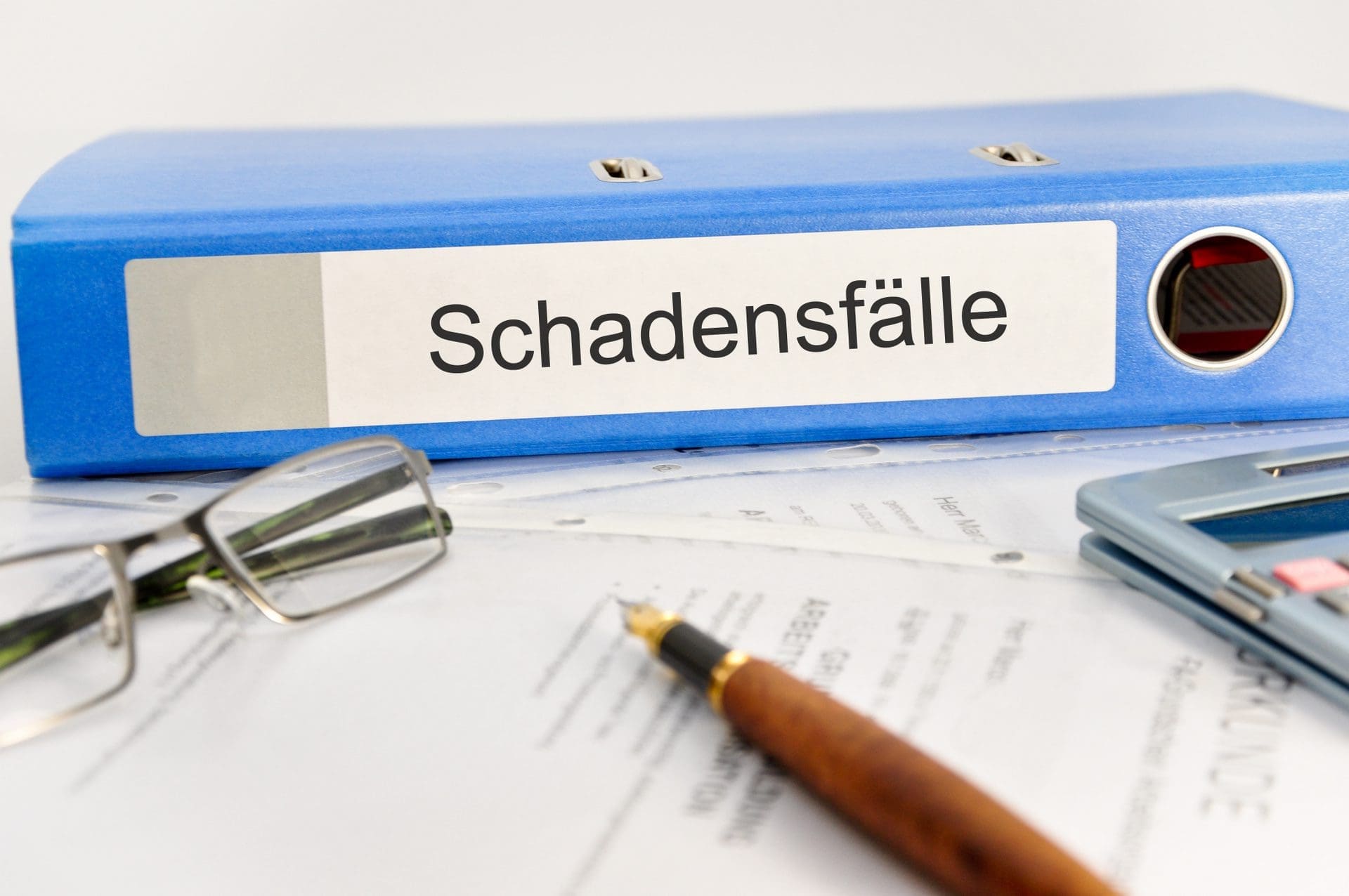 Die Schadenabwicklung durch Versicherungen zieht sich oft hin. Sachbearbeiter in der Schadensabwicklung haben oft viele Schadensfälle auf dem Tisch. Zudem fällen sie oft Entscheidungen, mit denen der Versicherte ganz und gar nicht einverstanden ist. - Wir unterstützen Sie bei Bedarf mit Fachanwälten und Gutachtern. (© Marco2811 / stock.adobe.com)