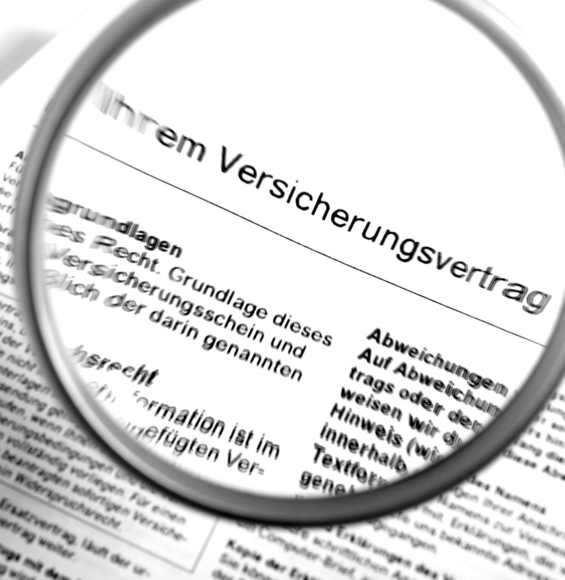 Bevor man einen Schadenbericht an die Versicherung absendet, sollte man ggf. auch noch mal einen Blick in das Kleingedruckte seines Versicherungsvertrages werfen. Dort sind oft wichtige Hinweise auf Fristen, Pflichten (Obliegenheiten) etc. notiert, die man unter Umständen im Schadensbericht berücksichtigen sollte. (© negrobike / Fotolia) Bevor man einen Schadenbericht an die Versicherung absendet, sollte man ggf. auch noch mal einen Blick in das Kleingedruckte seines Versicherungsvertrages werfen. Dort sind oft wichtige Hinweise auf Fristen, Pflichten (Obliegenheiten) etc. notiert, die man unter Umständen im Schadensbericht berücksichtigen sollte. (© negrobike / Fotolia)