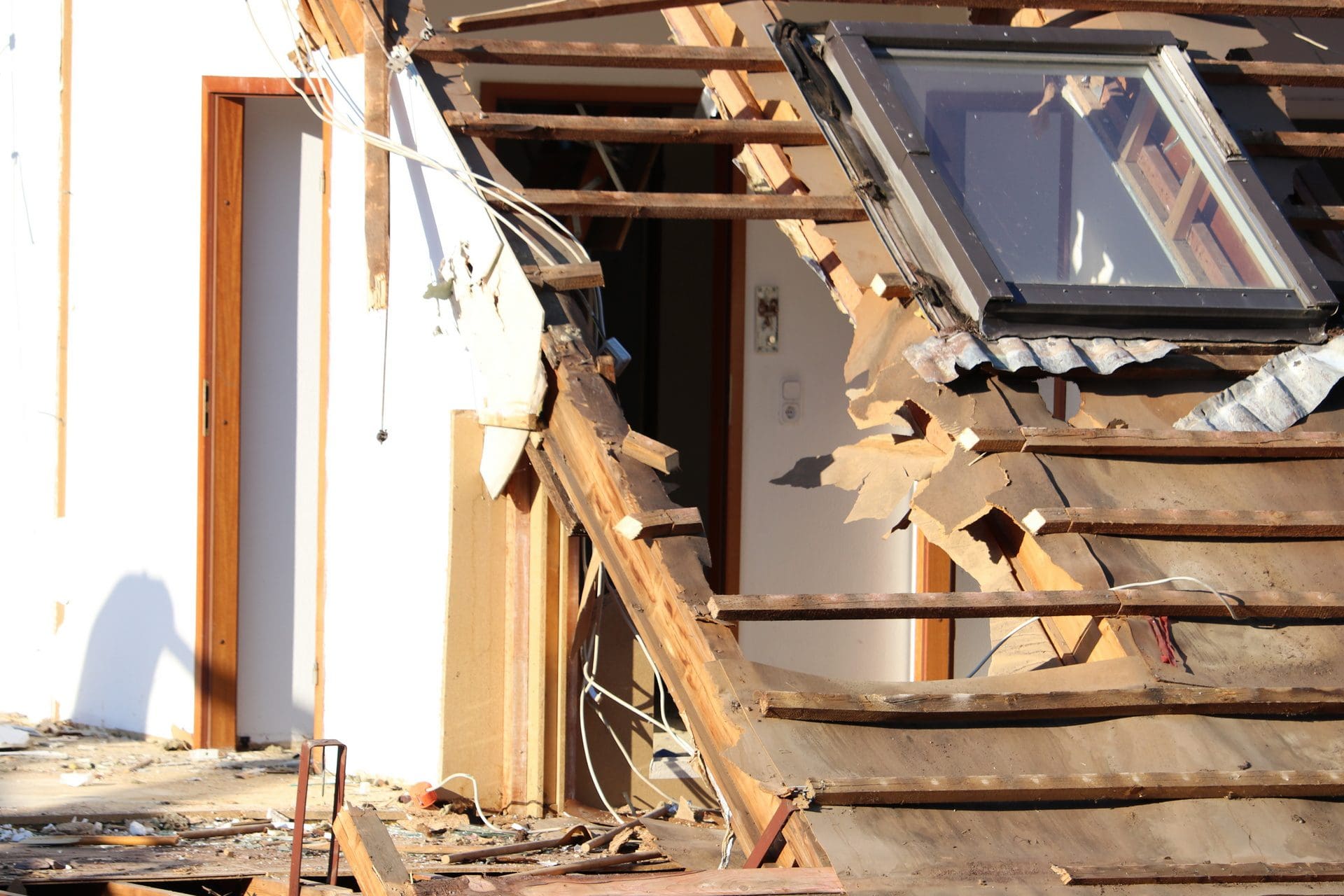 Abriss oder Sanierung? - Wir vermitteln Schadensanierer / Sanierungsexperten für Gebäude (© sunday pictures / stock.adobe.com)