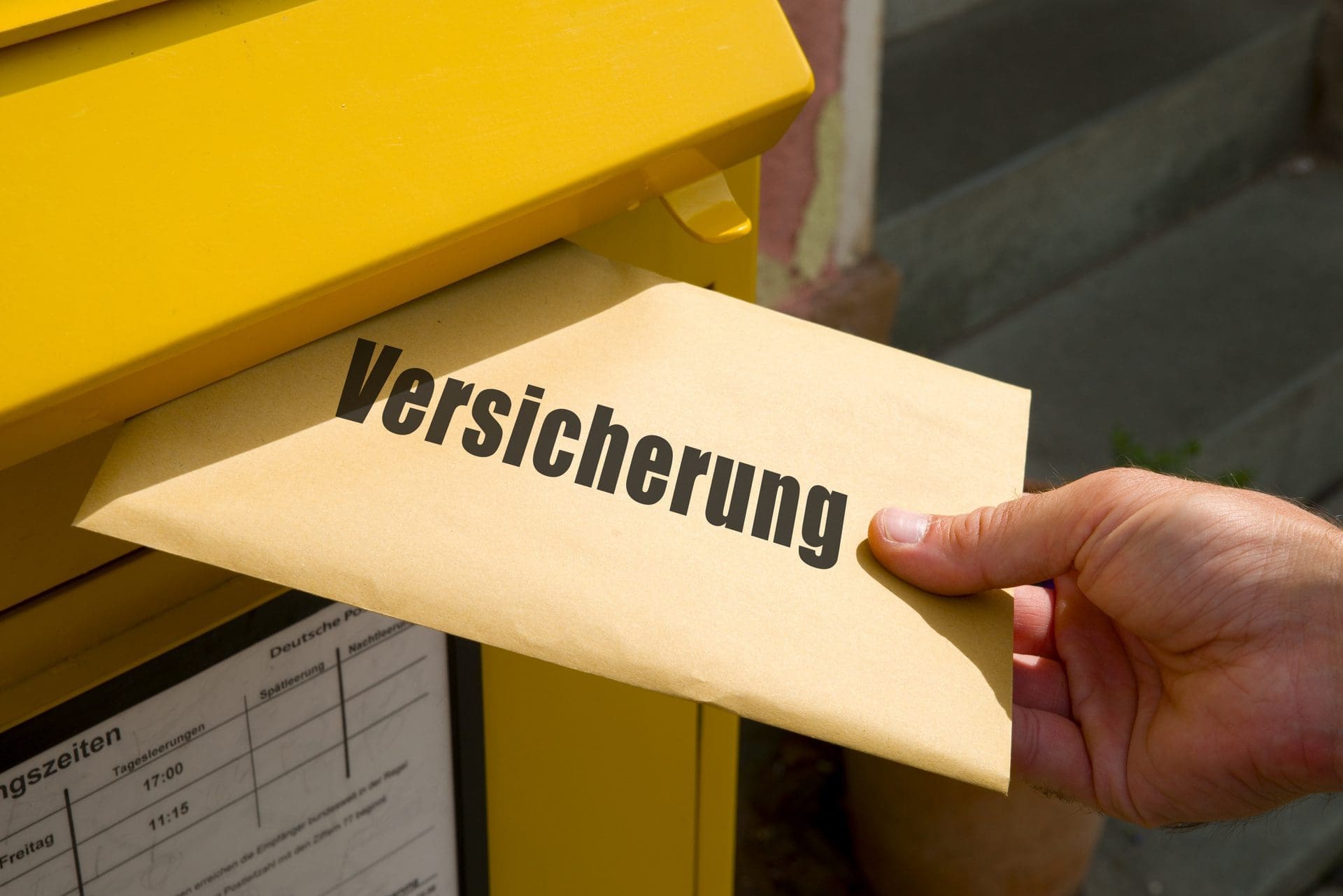 Schadensmeldung Formular neutral - Versicherungsschaden melden per Post / Einschreiben (© VRD / stock.adobe.com)