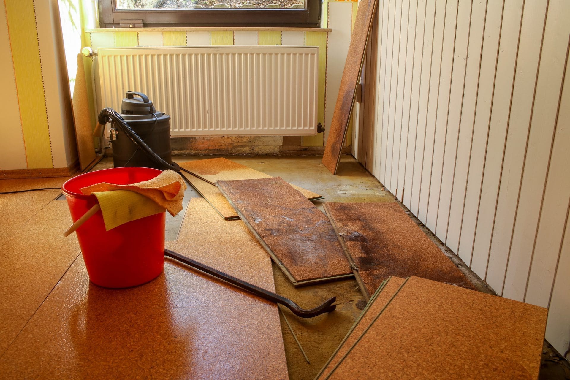 Schimmel unter dem Bodenbelag (Parkett, Laminat, Korkboden, Vinyl) erkennen - haben Sie nach einem Wasserschaden den Verdacht auf Schimmelbefall, sollten die Sache in jedem Fall prüfen (lassen) (© Raphael Koch / stock.adobe.com)