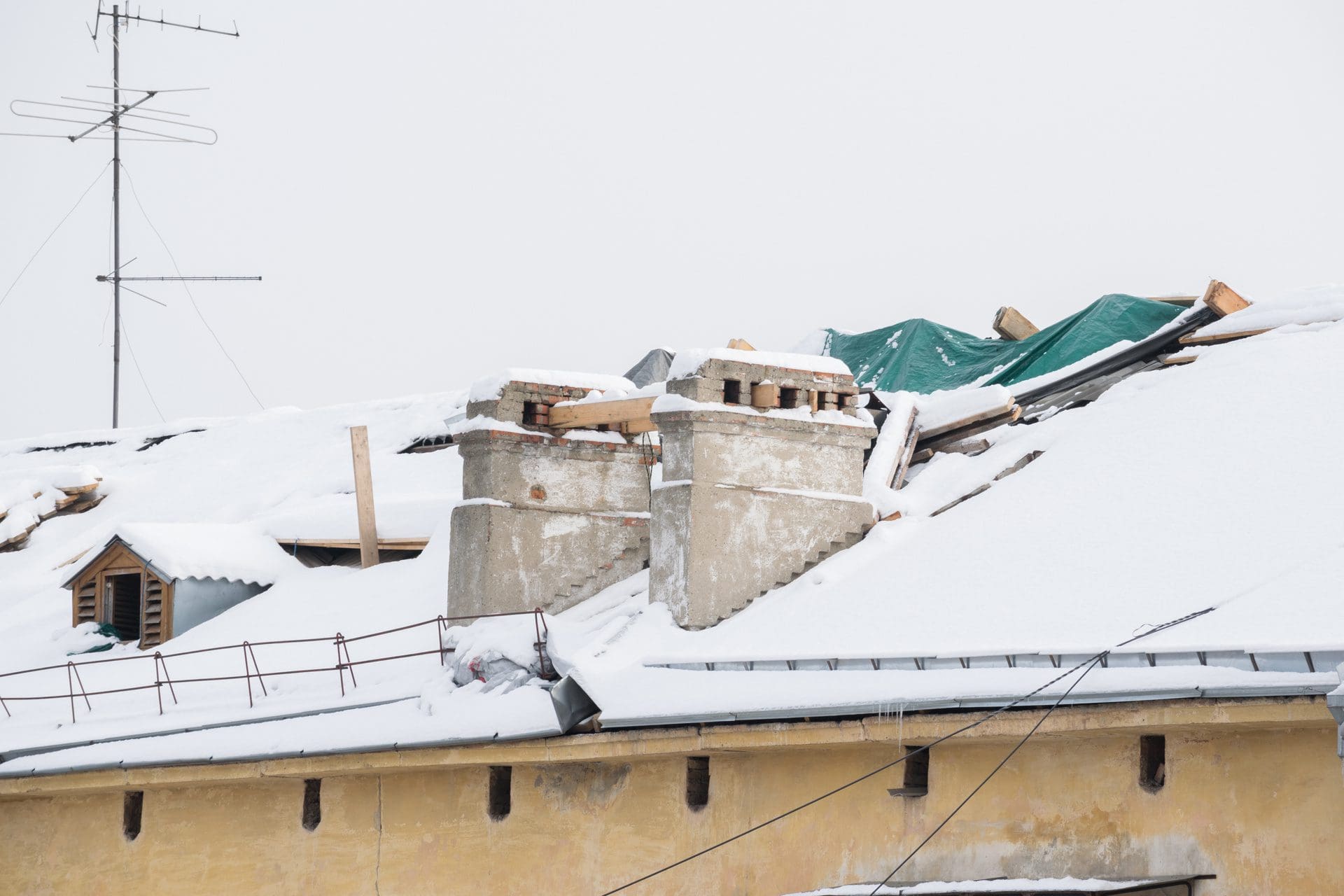 Schaden am Dach, Schnee auf dem Dachboden | Ein Fall für die Gebäudeversicherung? (© Vadim / stock.adobe.com)