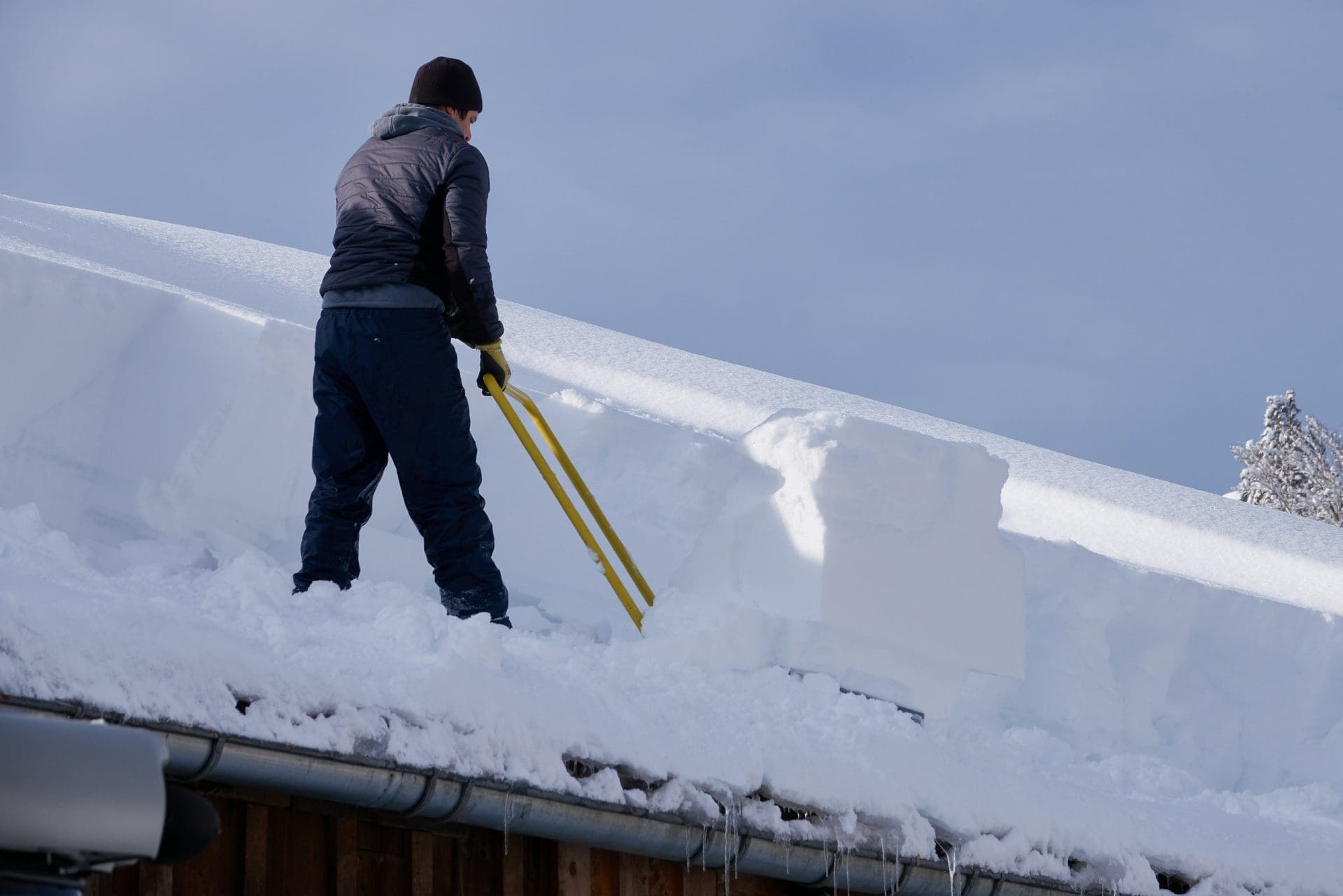 Wasserschaden durch Schnee: Wo so viel Schnee auf dem Dach lastet, ist das Risiko nicht zu vernachlässigen. Doch wie sind Schäden infolge von Schnee versichert?! (© Michael Fritzen / stock.adobe.com)