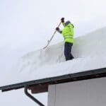 Schneedruck auf dem Dach | Inwieweit sind Schneedruckschäden durch Versicherungen gedeckt?! (© Astrid Gast / stock.adobe.com)