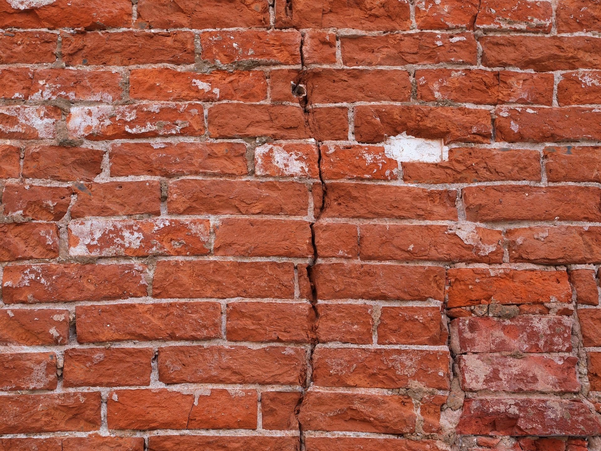 Senkrechte Risse im Mauerwerk ausbessern / sanieren | Welches Verfahren nutzen, und wer macht's? (© Pixelmixel / stock.adobe.com)